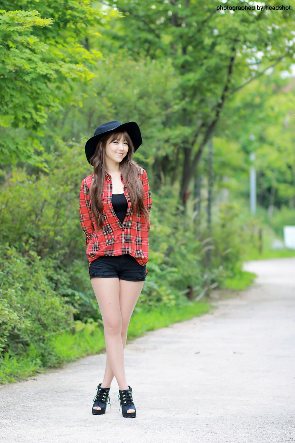 李二慧《公园热裤高跟街拍》-图20