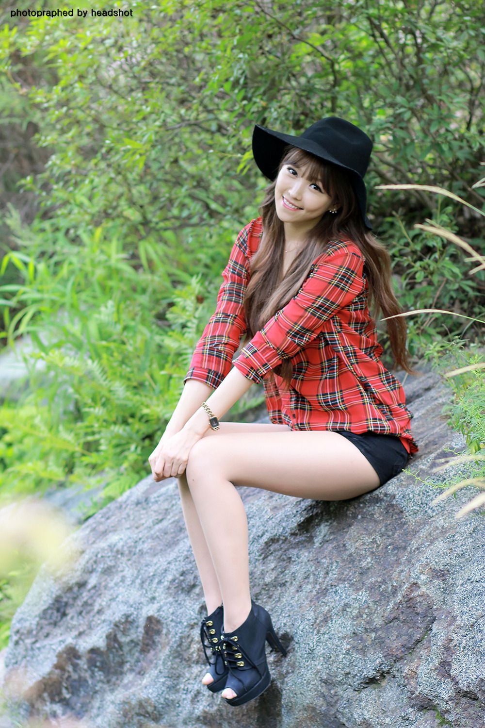 李二慧《公园热裤高跟街拍》-图28