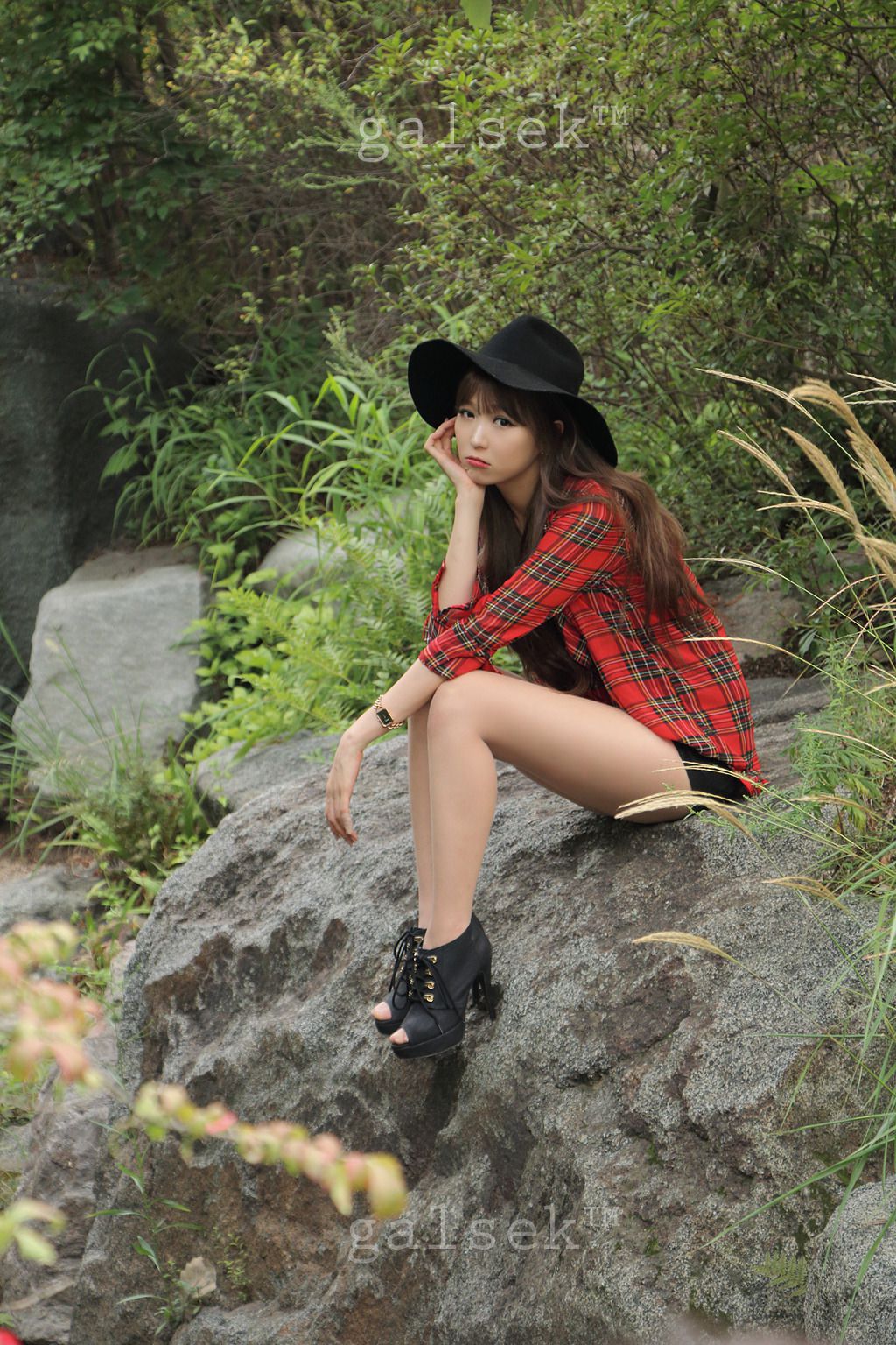 李二慧《公园热裤高跟街拍》-图2