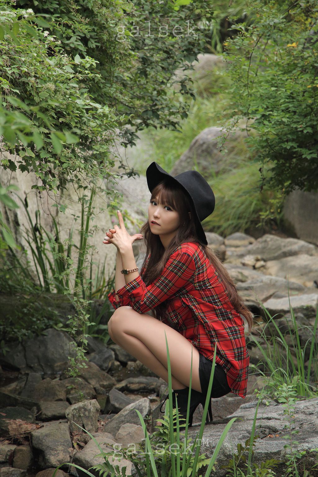 李二慧《公园热裤高跟街拍》-图3