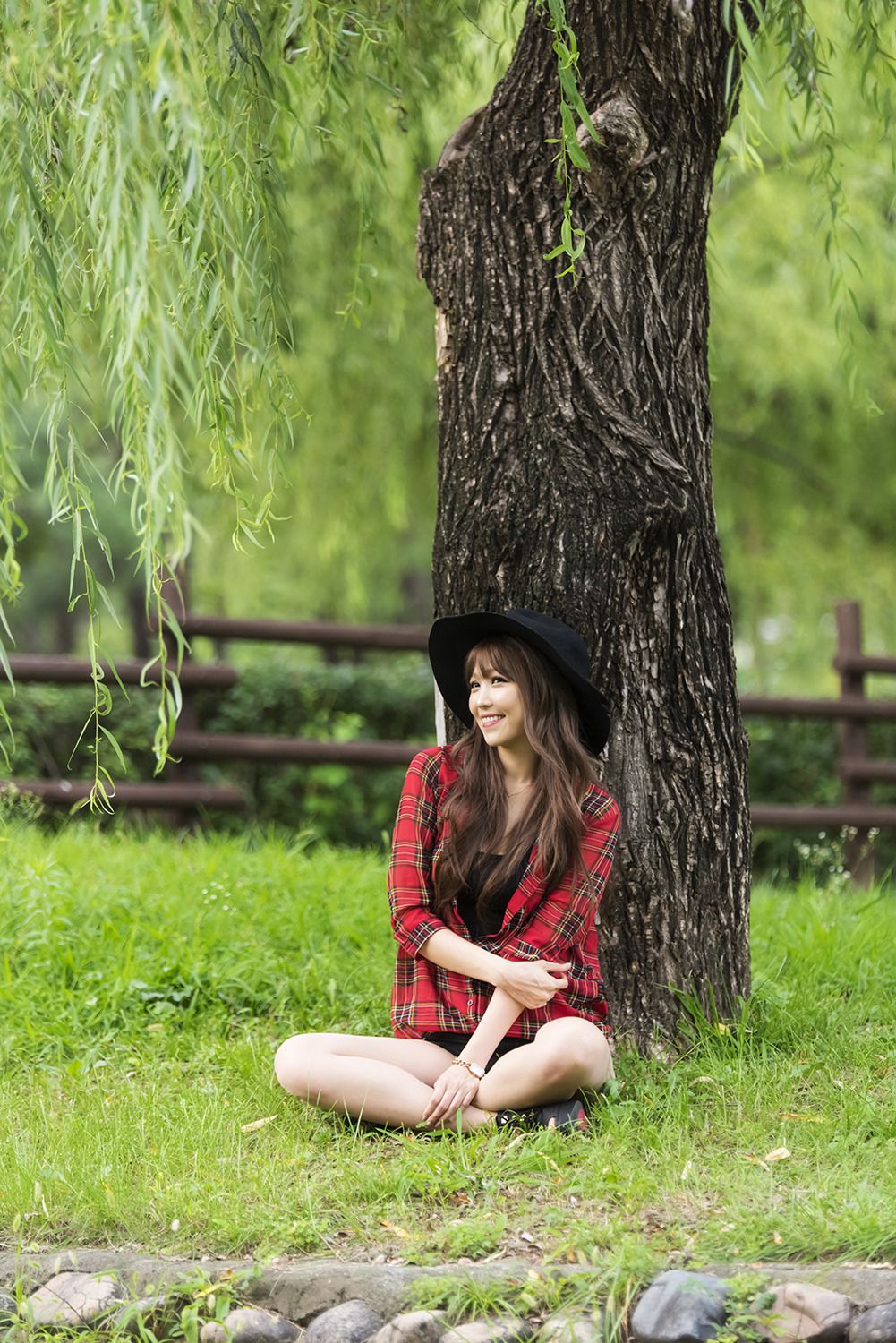 李二慧《公园热裤高跟街拍》-图4