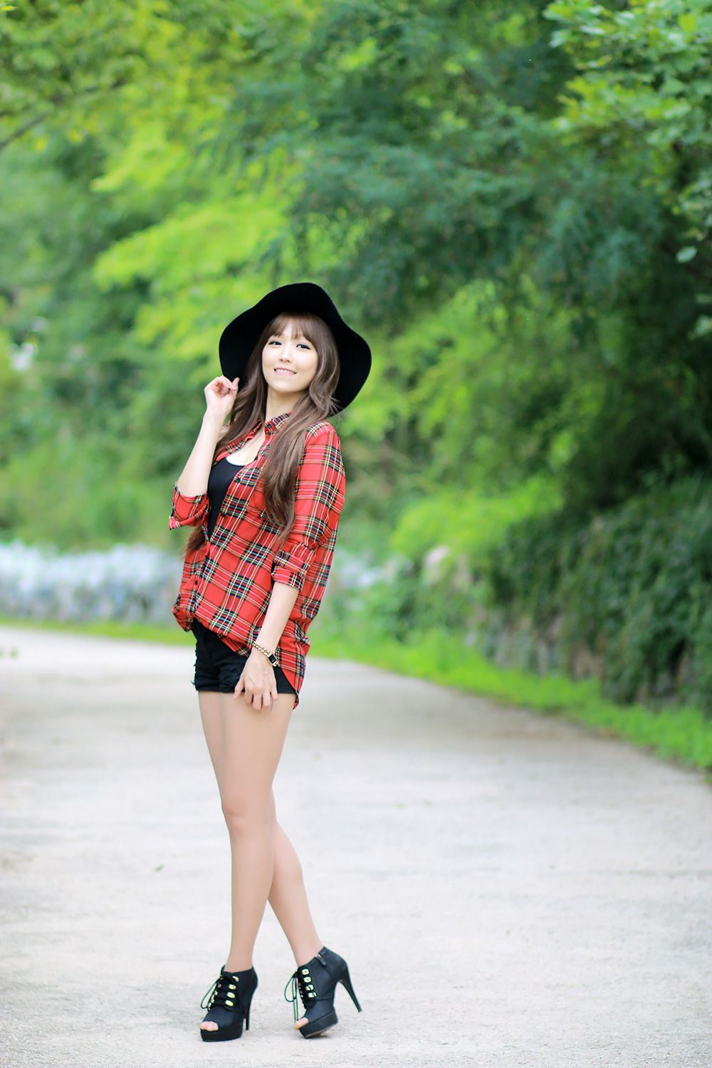 李二慧《公园热裤高跟街拍》-图5