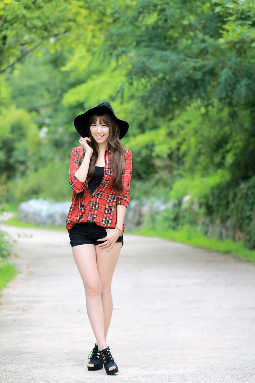 李二慧《公园热裤高跟街拍》-图7