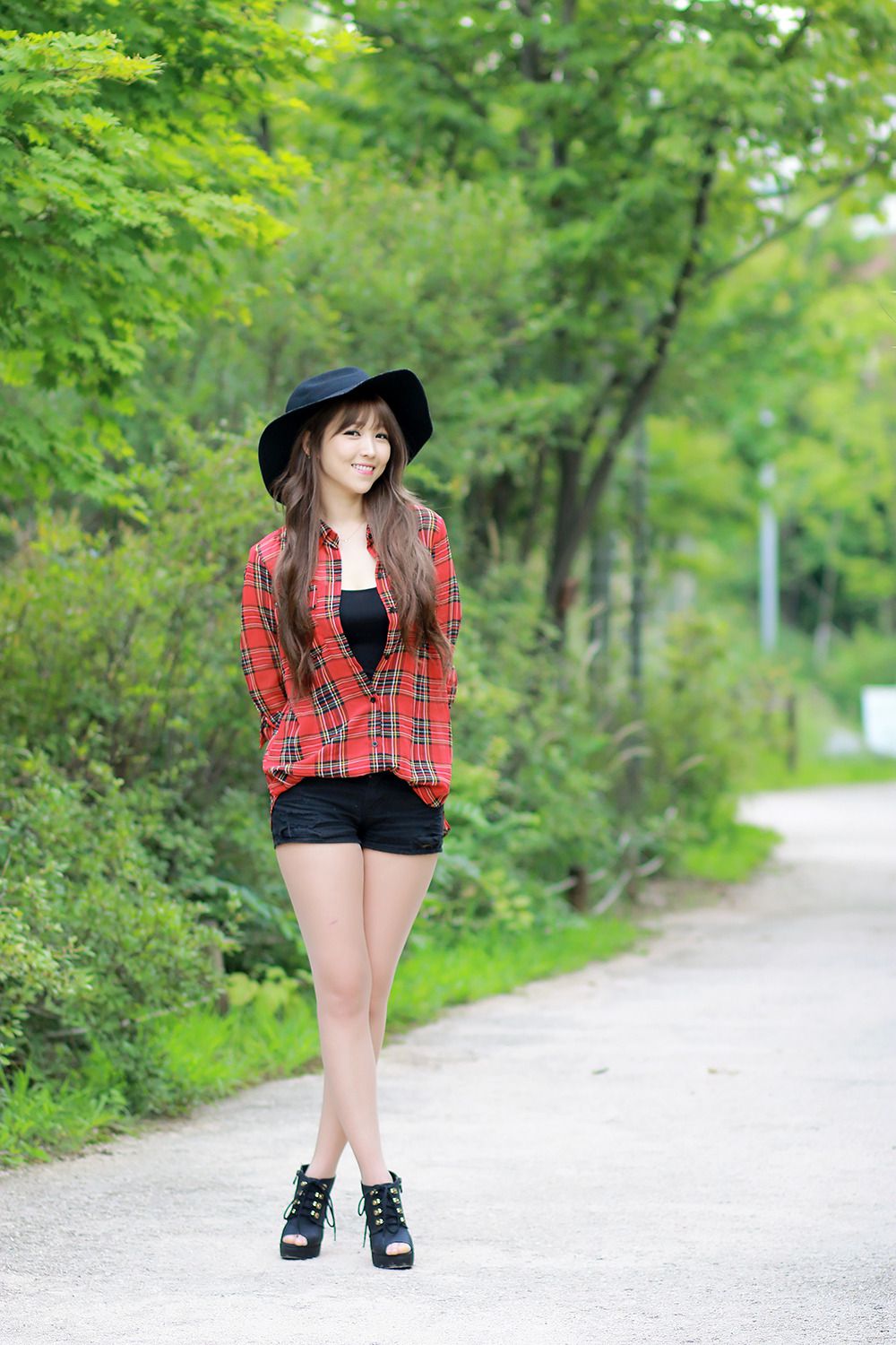 李二慧《公园热裤高跟街拍》-图8