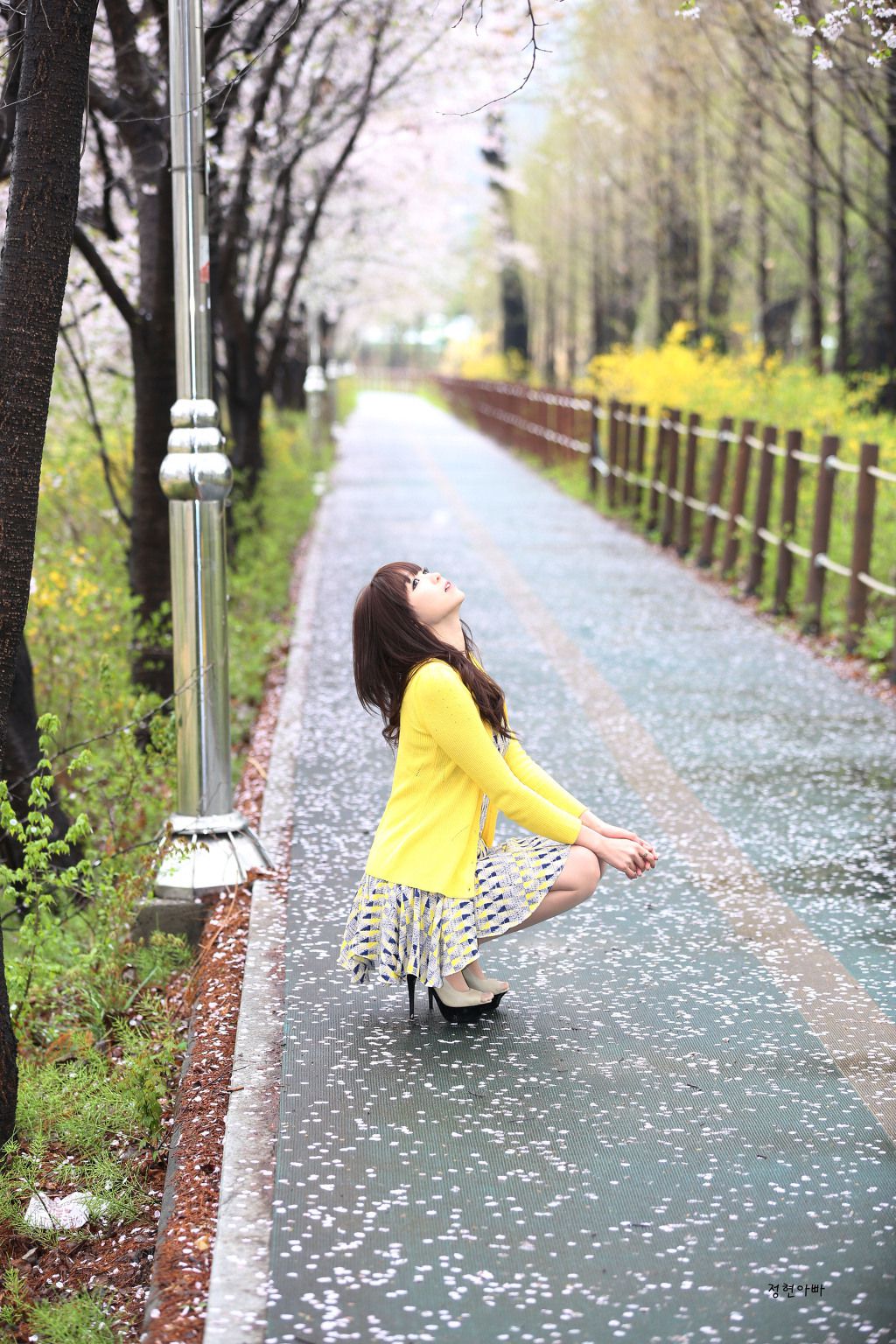 李恩慧《小清新连衣裙公园街拍》-图1