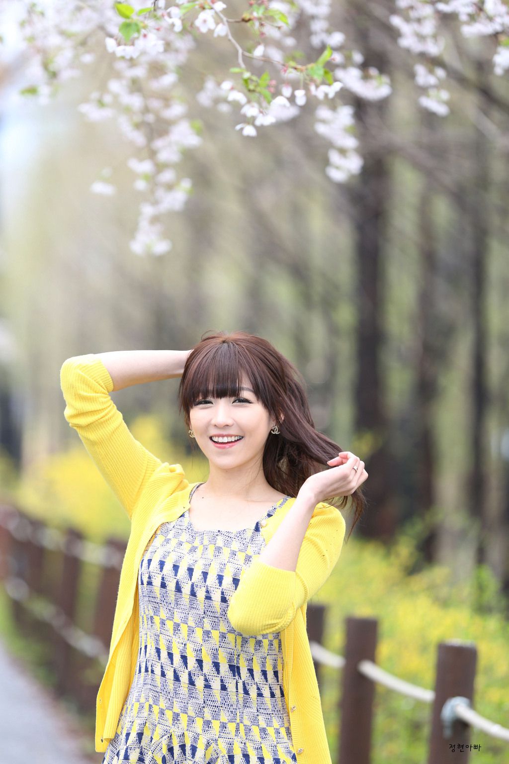 李恩慧《小清新连衣裙公园街拍》-图2