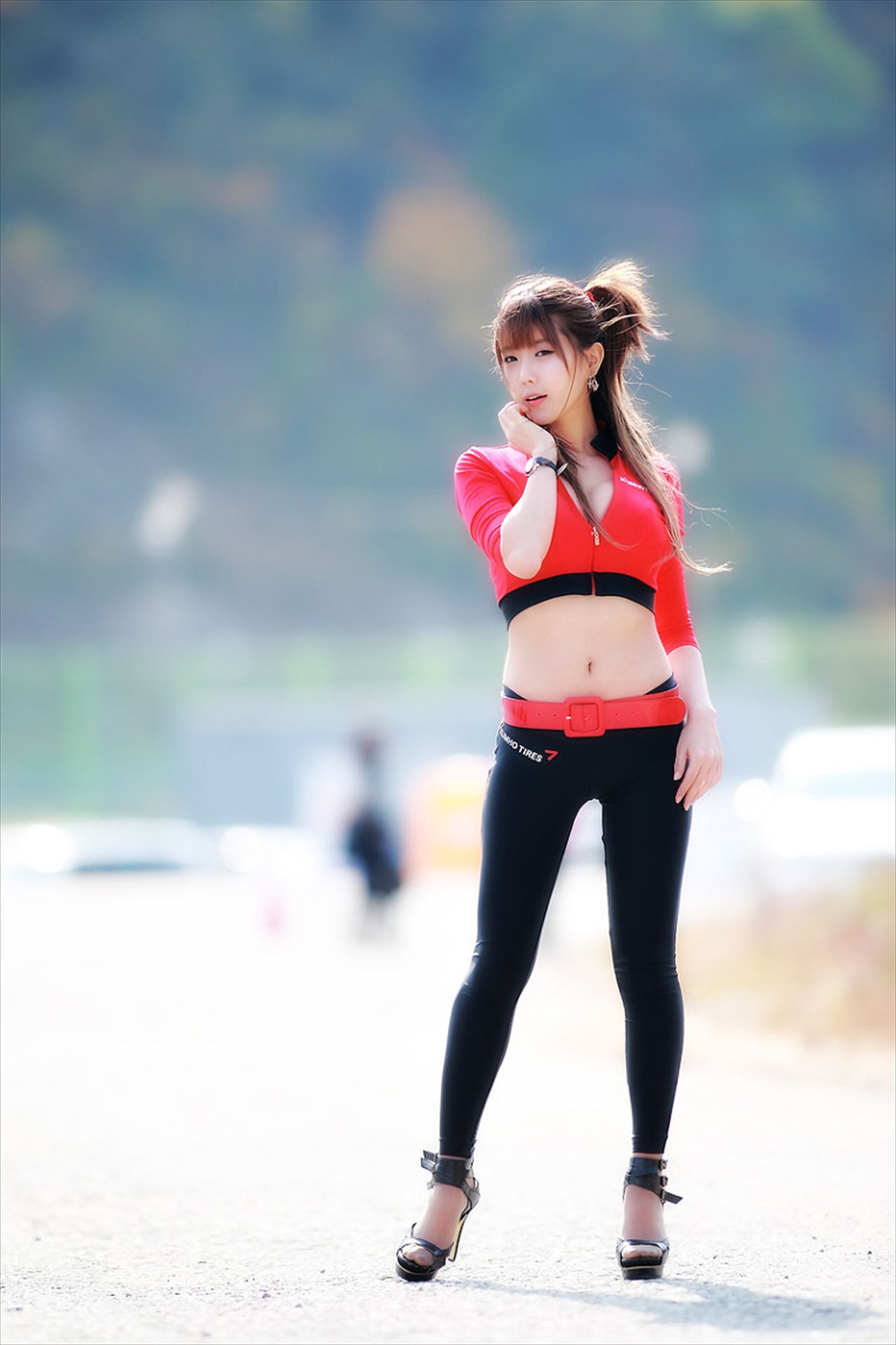 赛车女郎许允美 Heo Yun Mi《红衣紧身裤系列》高清套图-图10