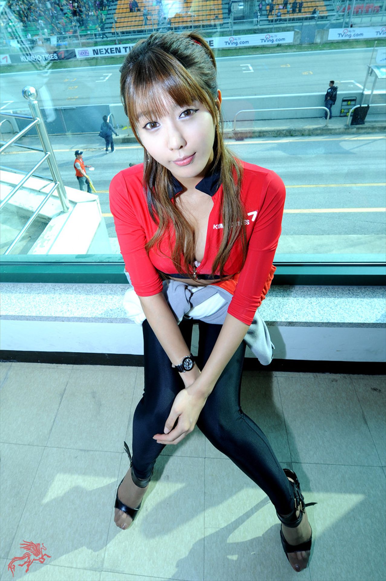 赛车女郎许允美 Heo Yun Mi《红衣紧身裤系列》高清套图-图17