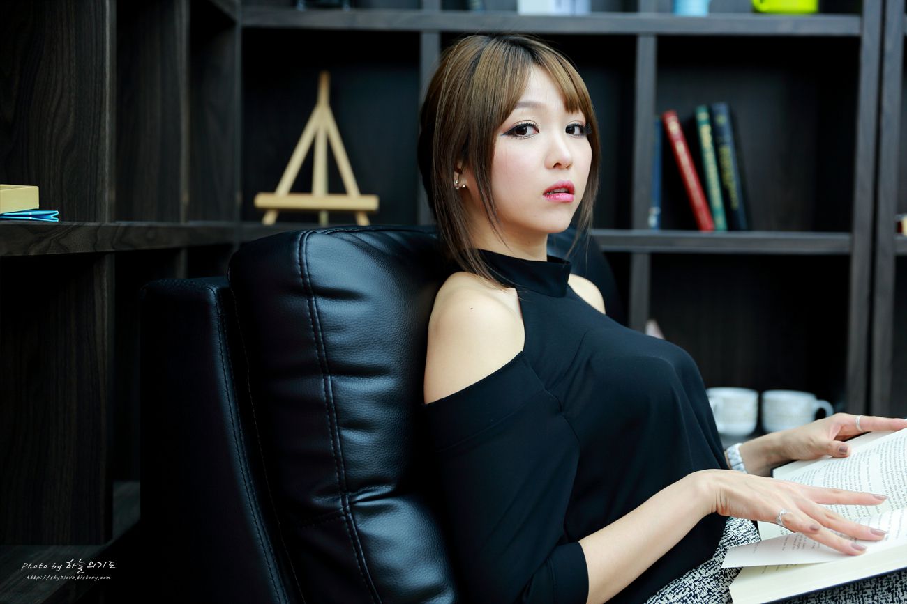 李仁慧(李恩慧)《办公室里的优雅气质女神》写真合集-图11