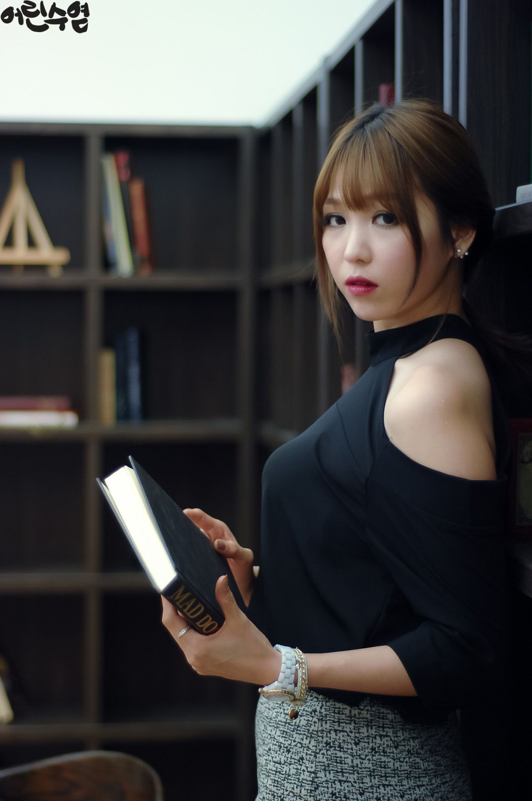 李仁慧(李恩慧)《办公室里的优雅气质女神》写真合集-图17