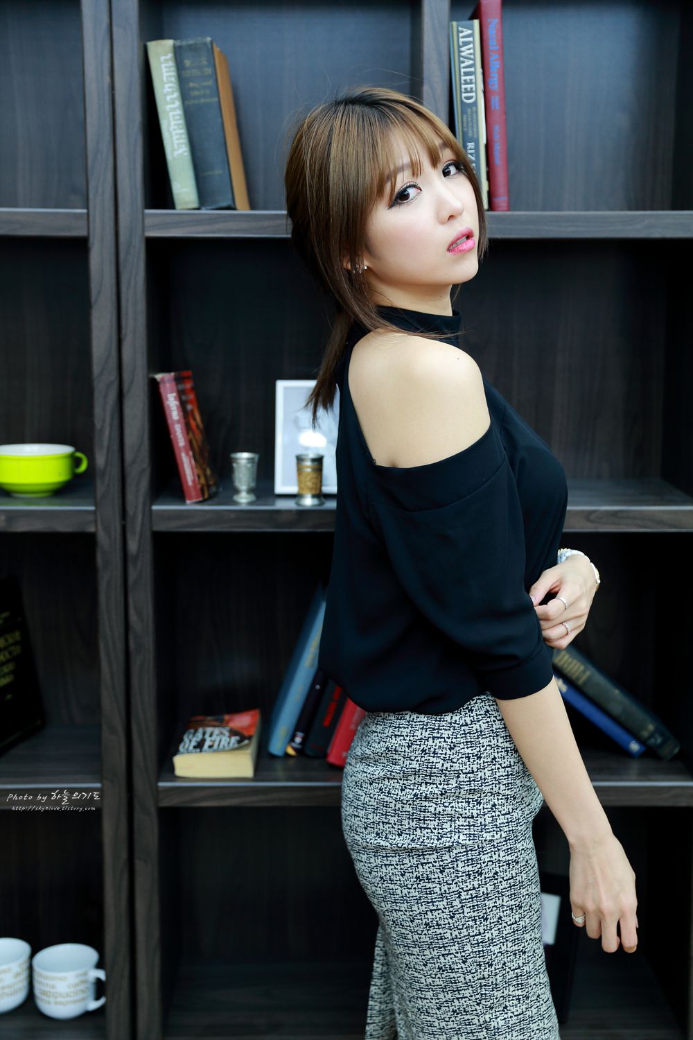 李仁慧(李恩慧)《办公室里的优雅气质女神》写真合集-图6