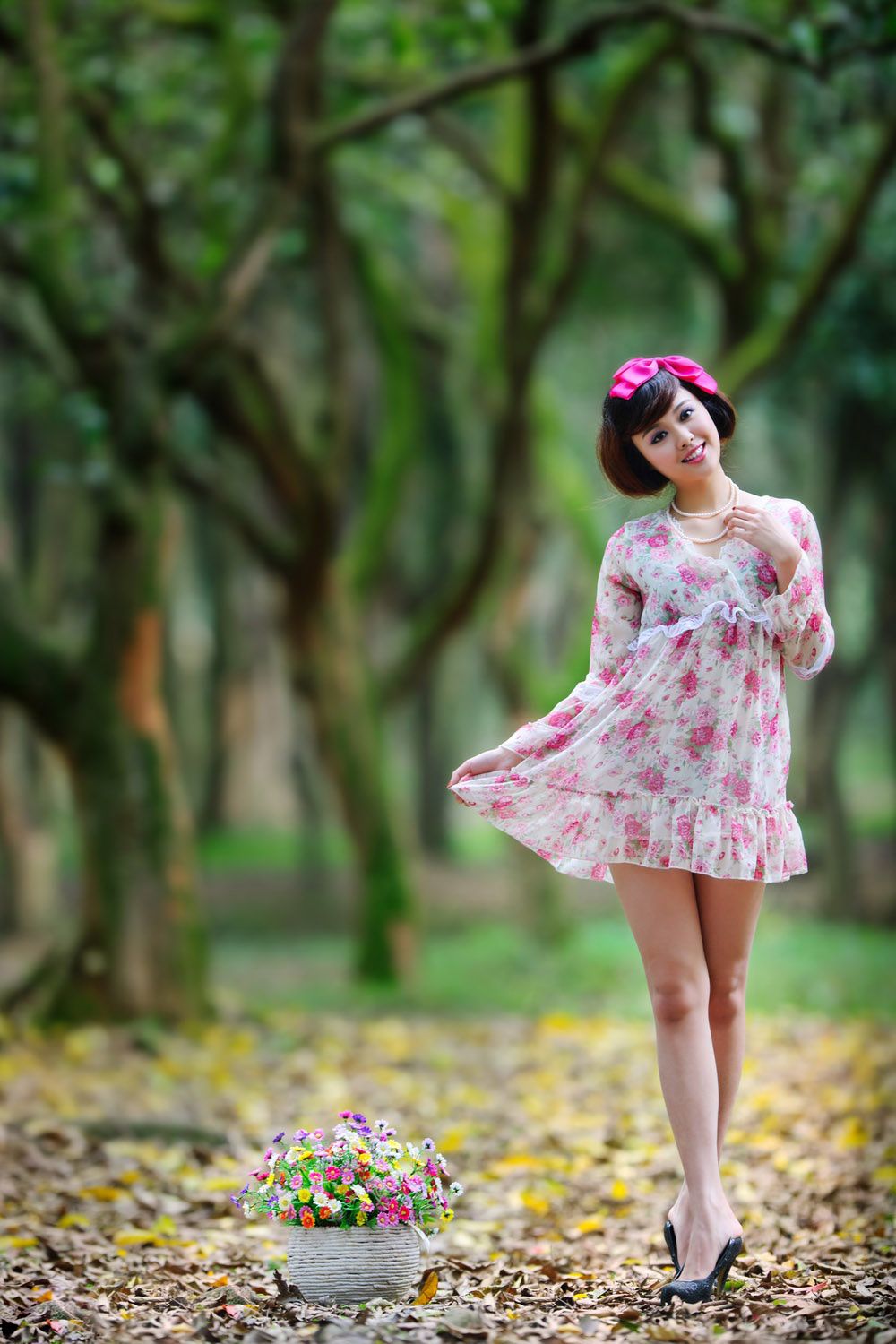 台湾妹子尹芝《唯美花色连衣裙外拍》-图0