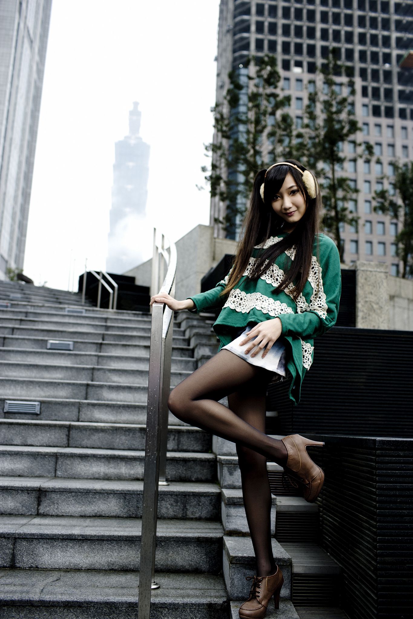 Tina李霜《黑丝街拍图片》写真合集-图11