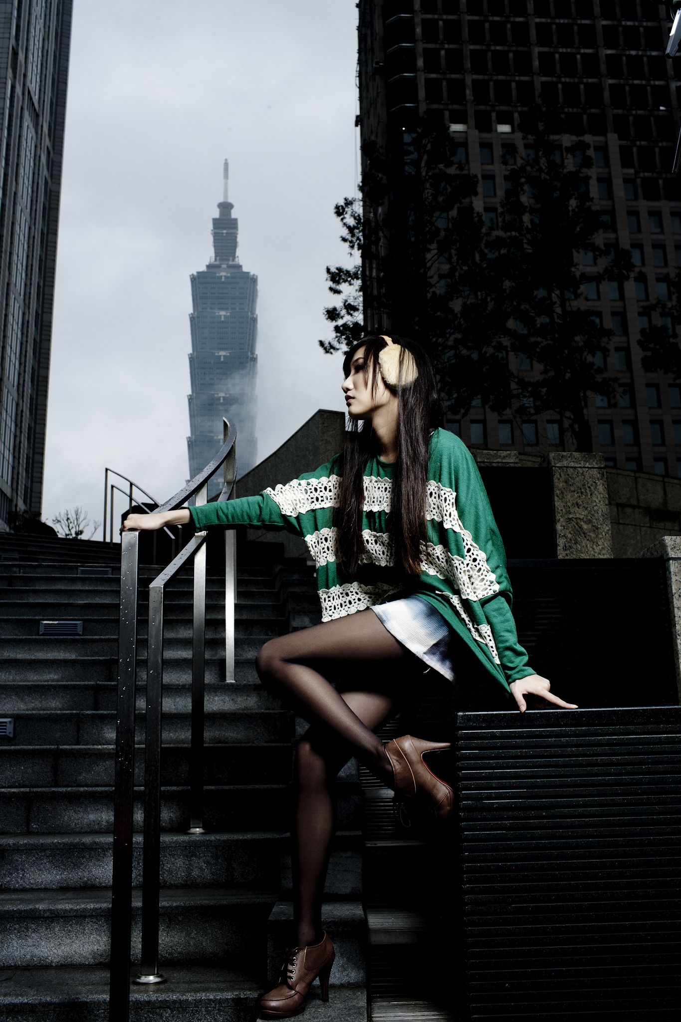 Tina李霜《黑丝街拍图片》写真合集-图12