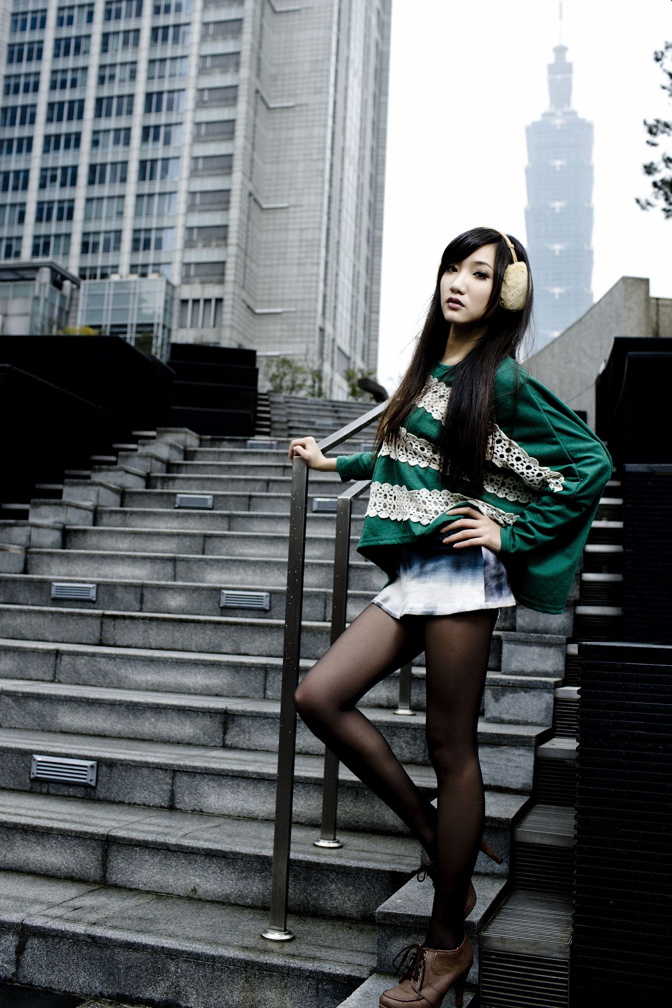 Tina李霜《黑丝街拍图片》写真合集-图13