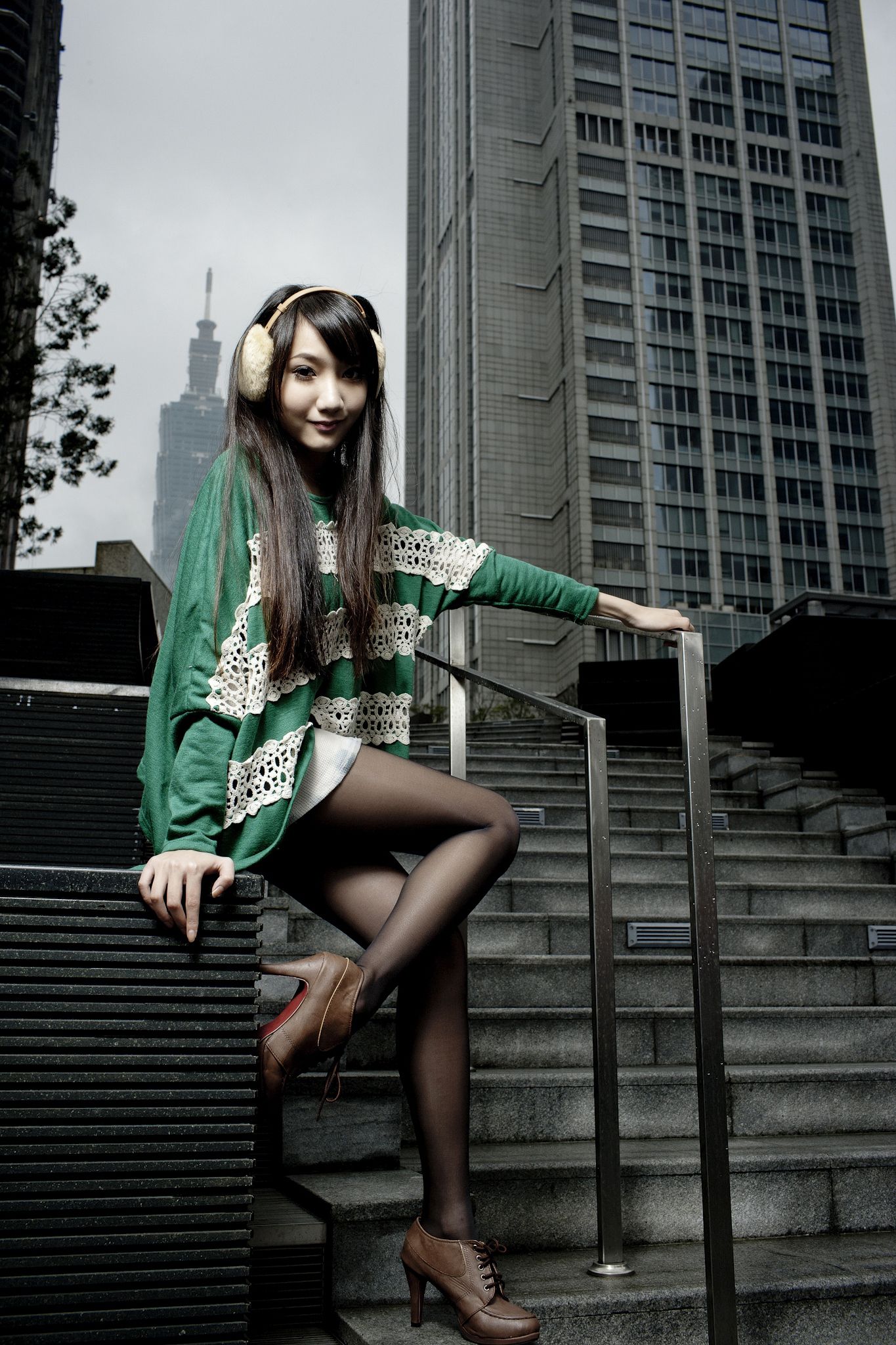 Tina李霜《黑丝街拍图片》写真合集-图16