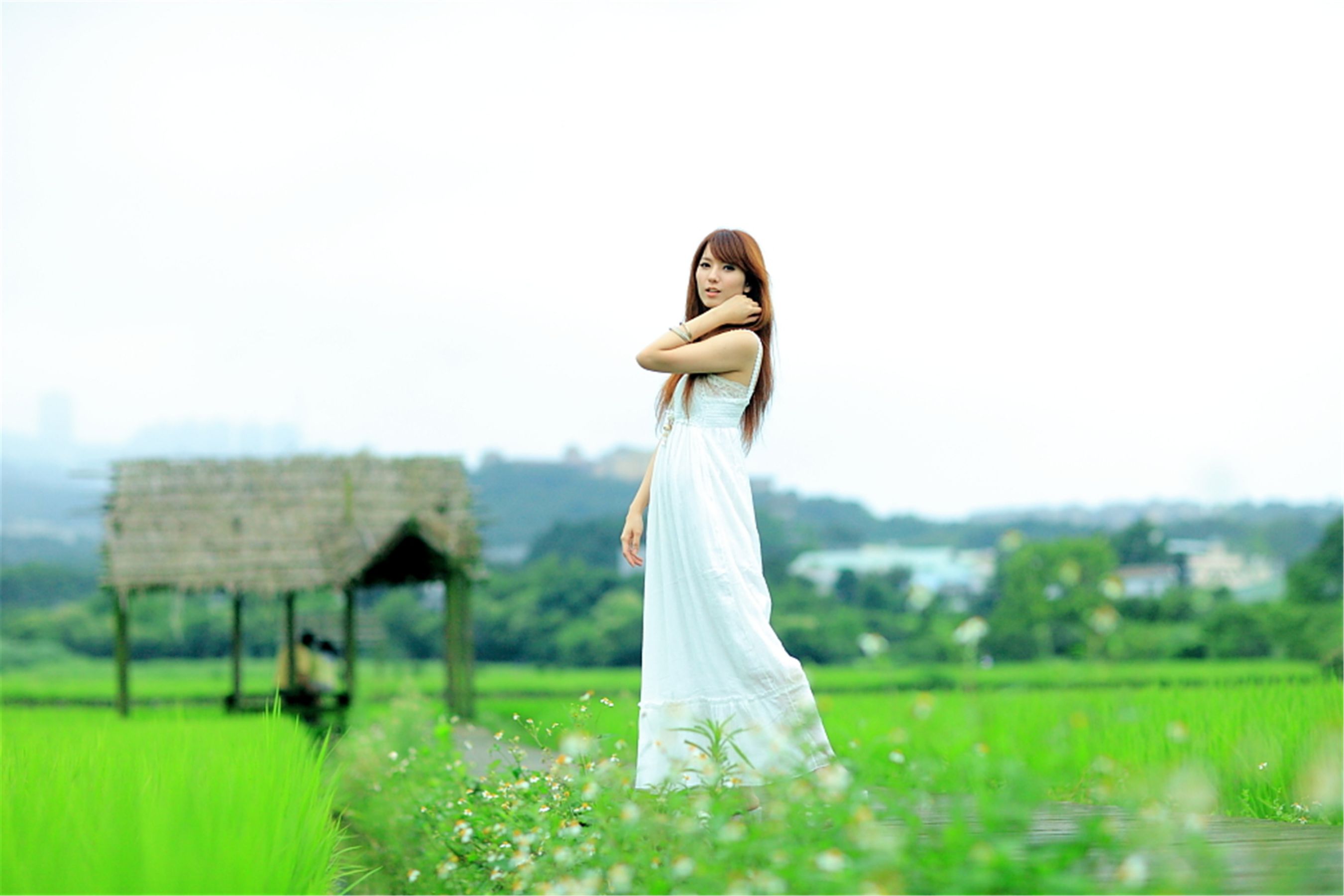台湾正妹小静《农场初夏田园风光》唯美白裙系列-图1