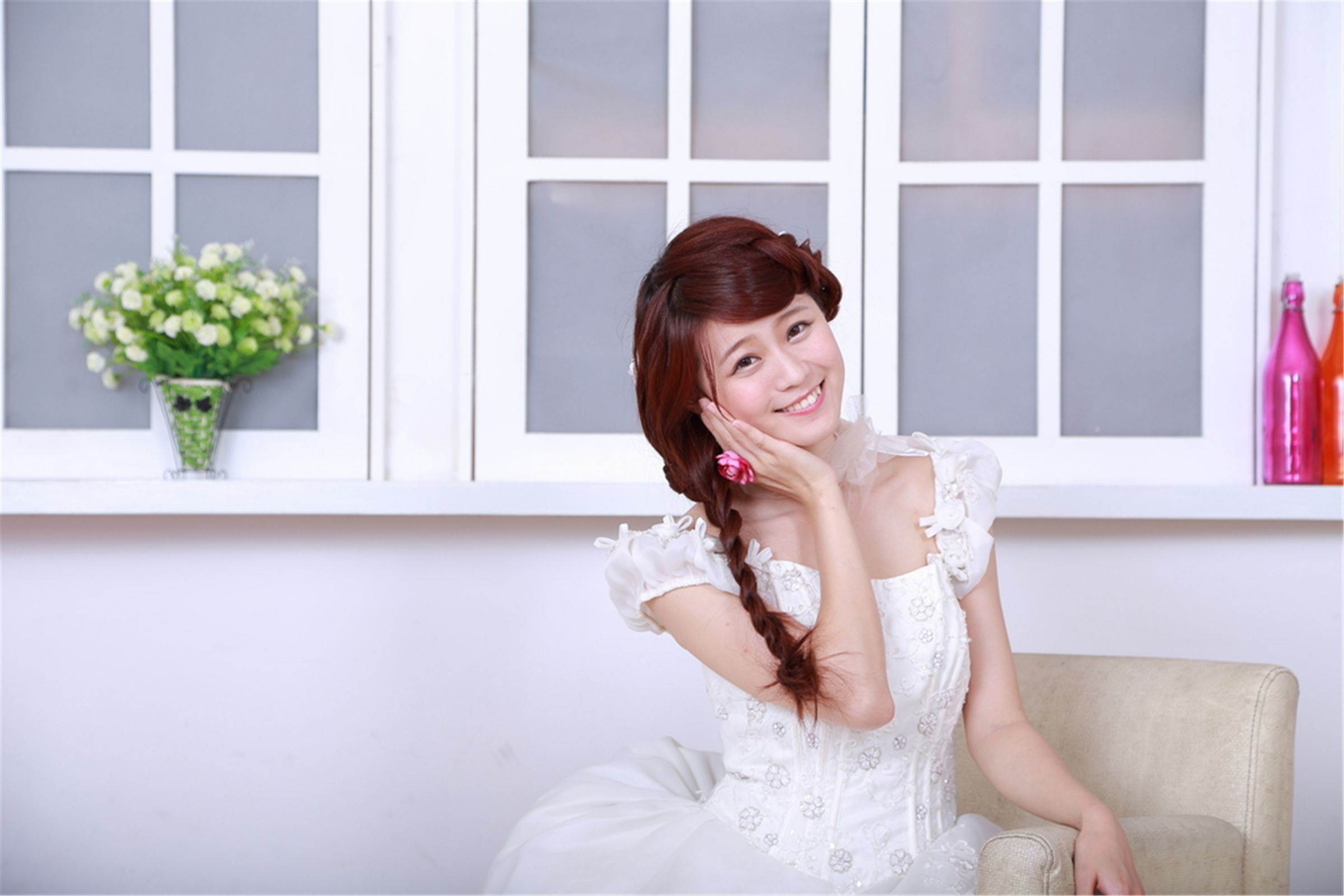 台湾清纯妹子白白/李依璇《机电系女孩婚纱棚拍》-图0