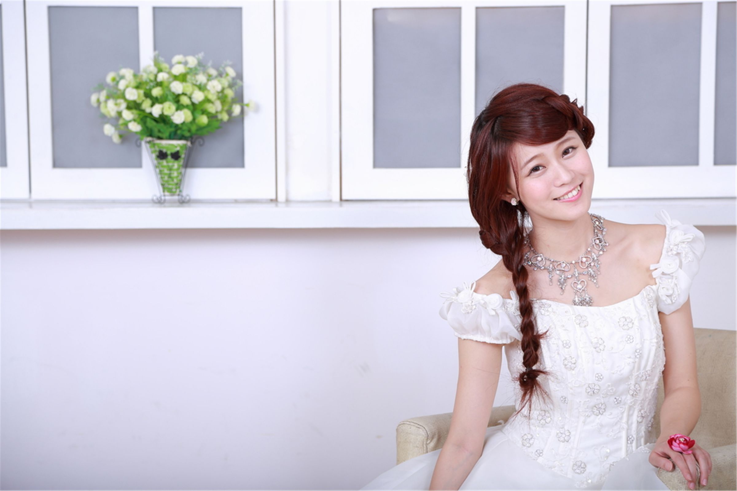 台湾清纯妹子白白/李依璇《机电系女孩婚纱棚拍》-图1