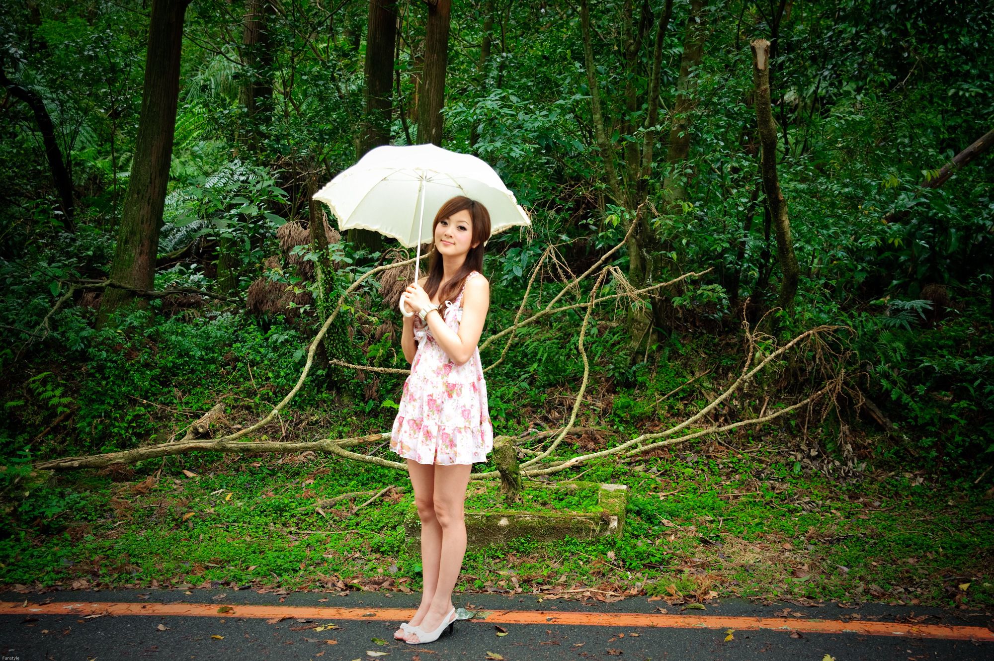 果子MM/Mikako《白色圓舞曲 + 黑色執念》外拍-图1