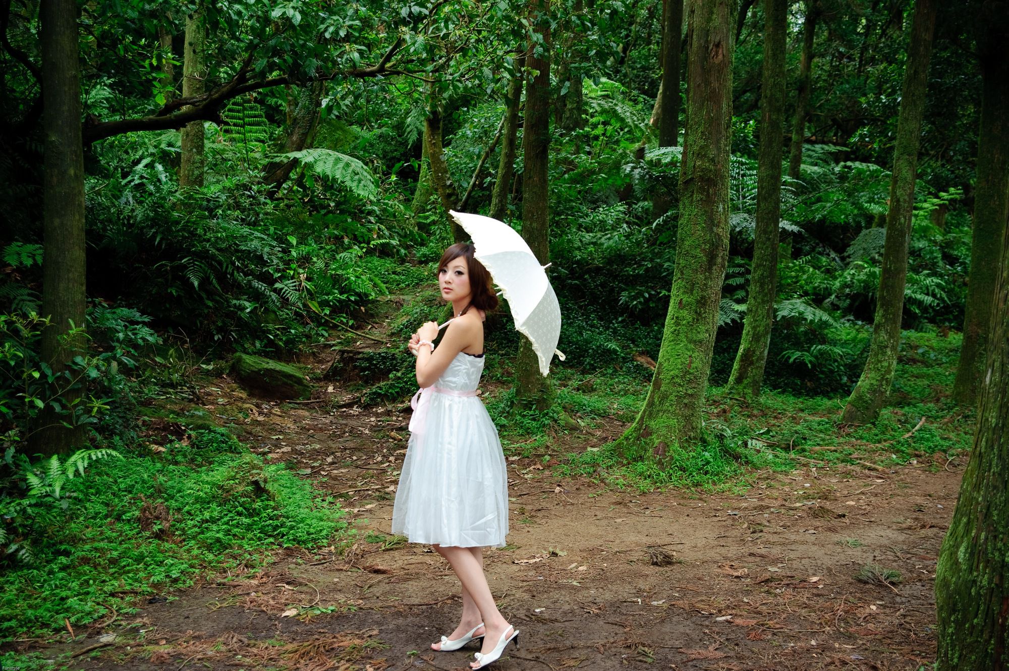 果子MM/Mikako《白色圓舞曲 + 黑色執念》外拍-图21