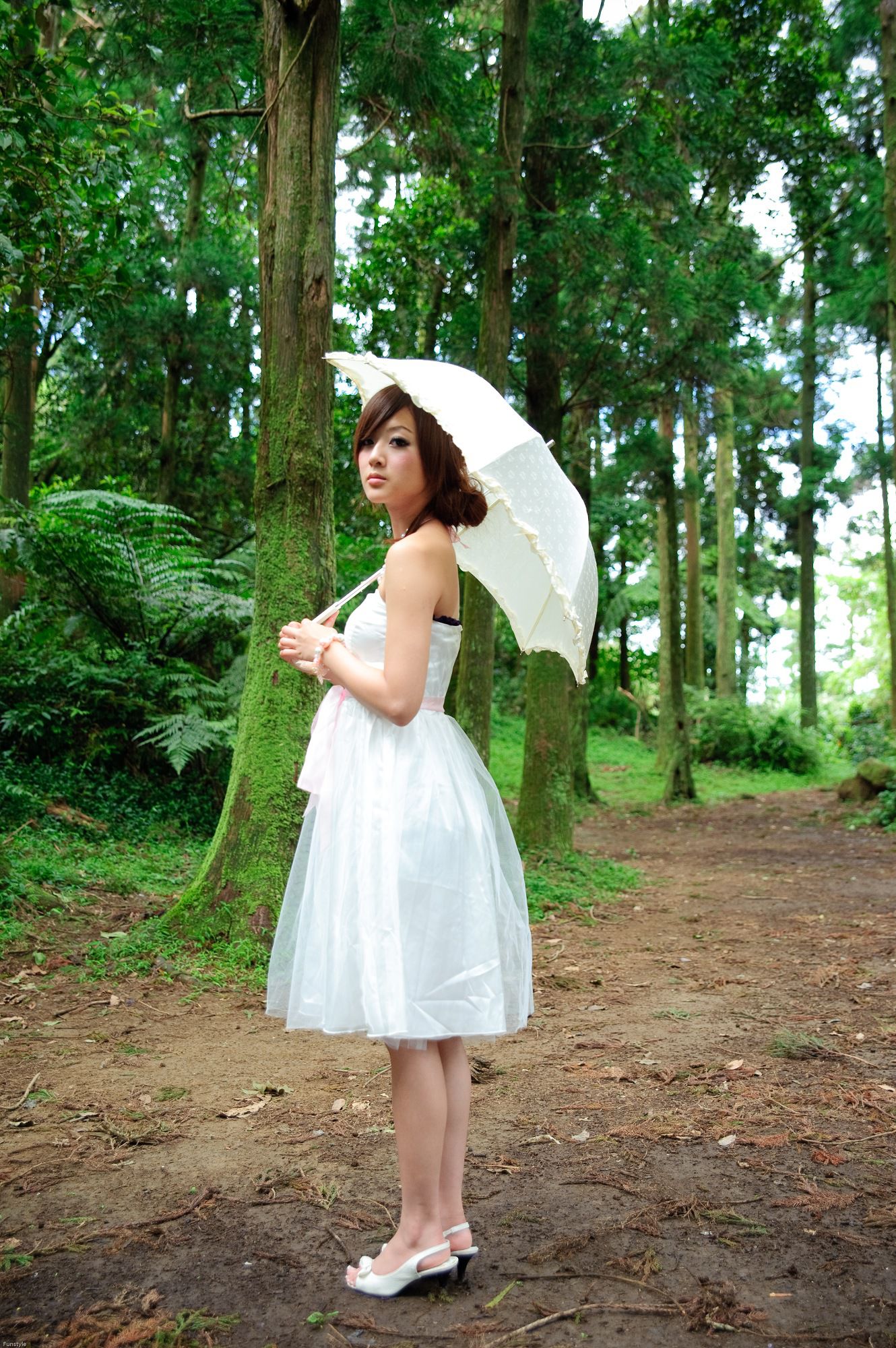 果子MM/Mikako《白色圓舞曲 + 黑色執念》外拍-图22