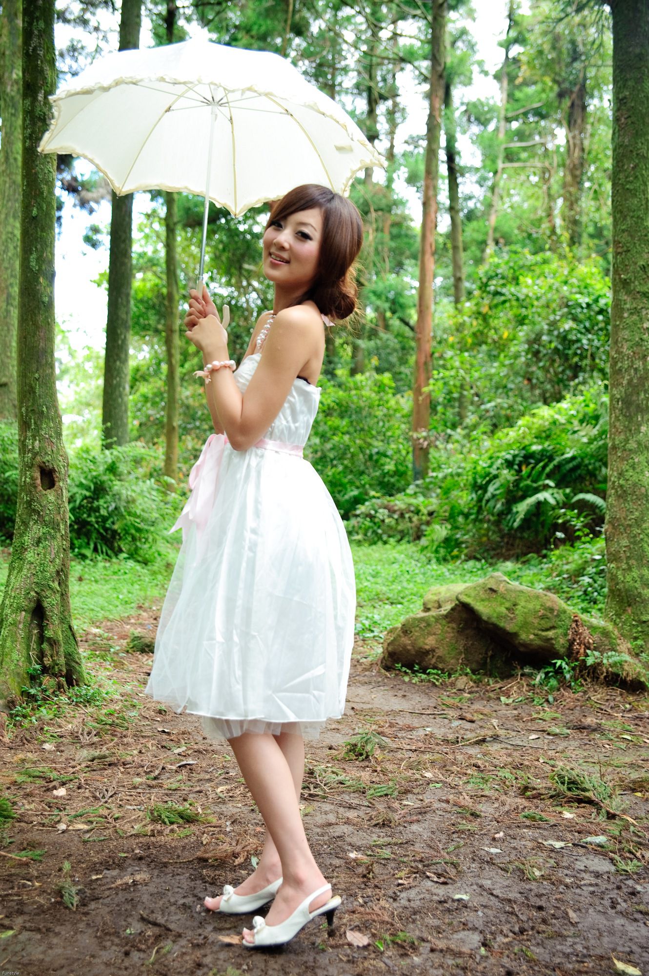 果子MM/Mikako《白色圓舞曲 + 黑色執念》外拍-图27