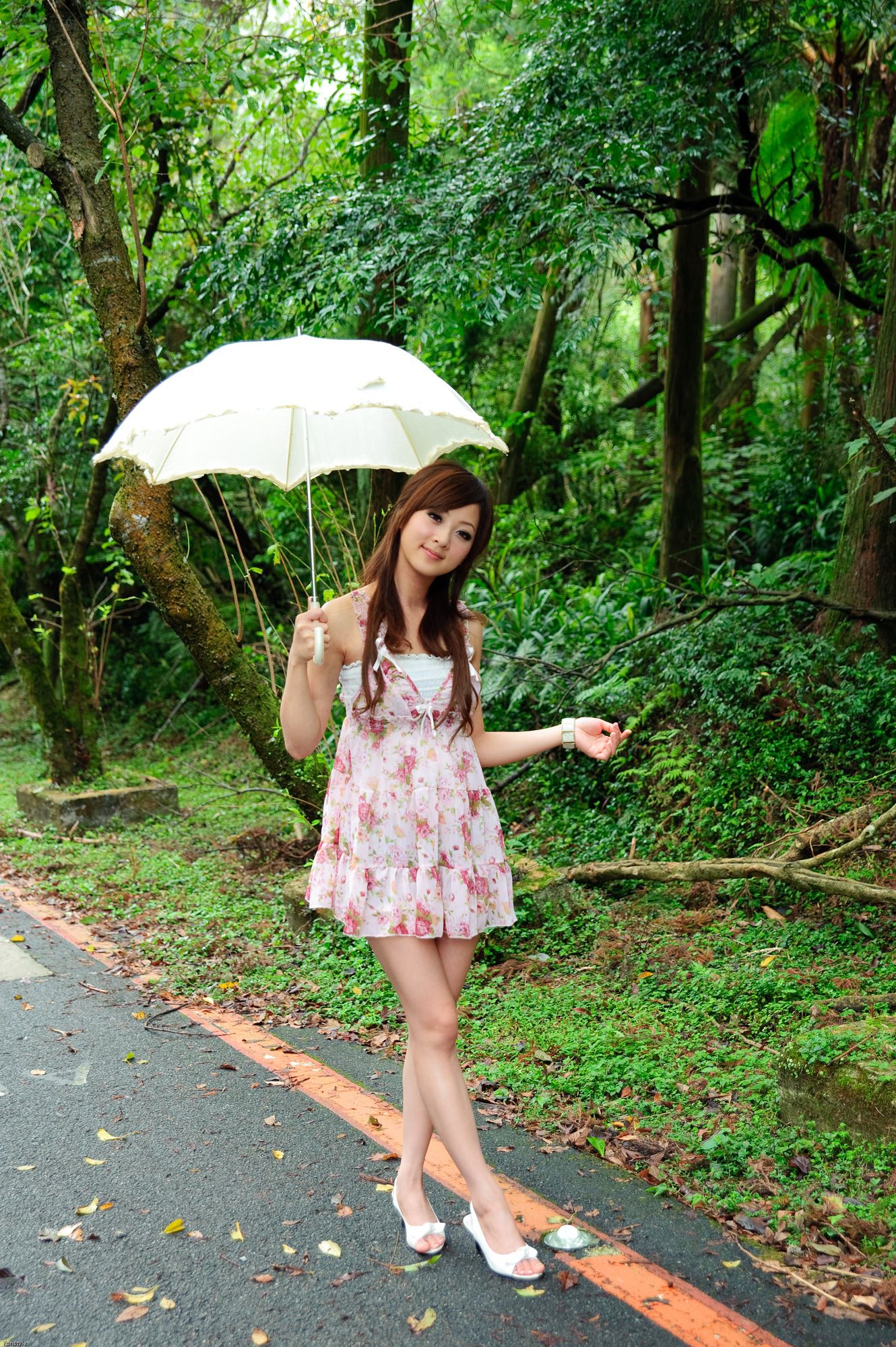 果子MM/Mikako《白色圓舞曲 + 黑色執念》外拍-图2