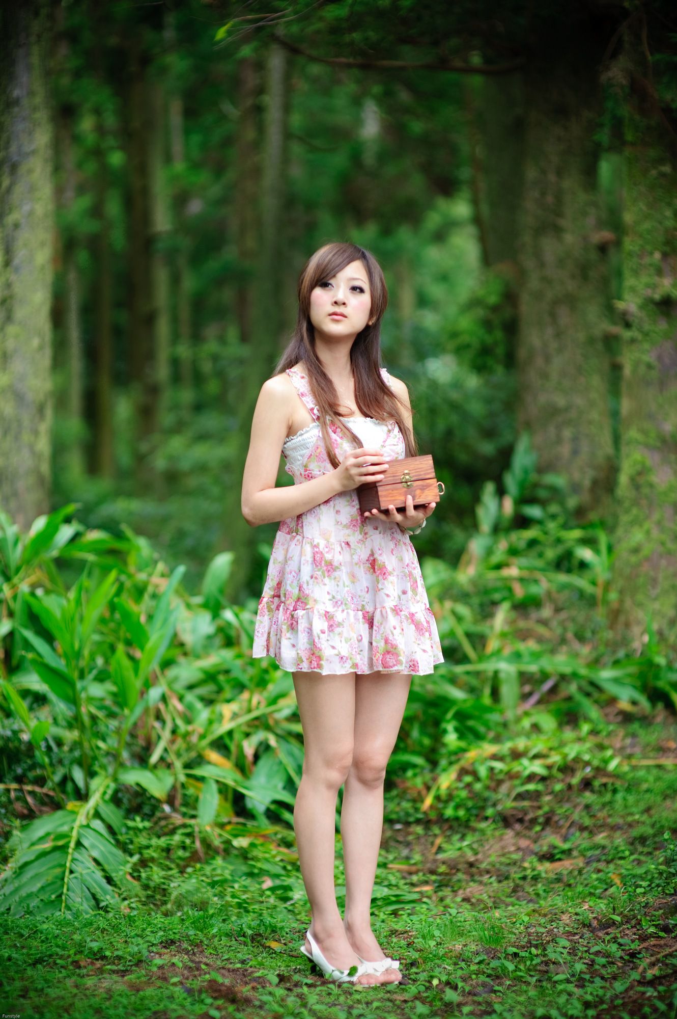 果子MM/Mikako《白色圓舞曲 + 黑色執念》外拍-图3