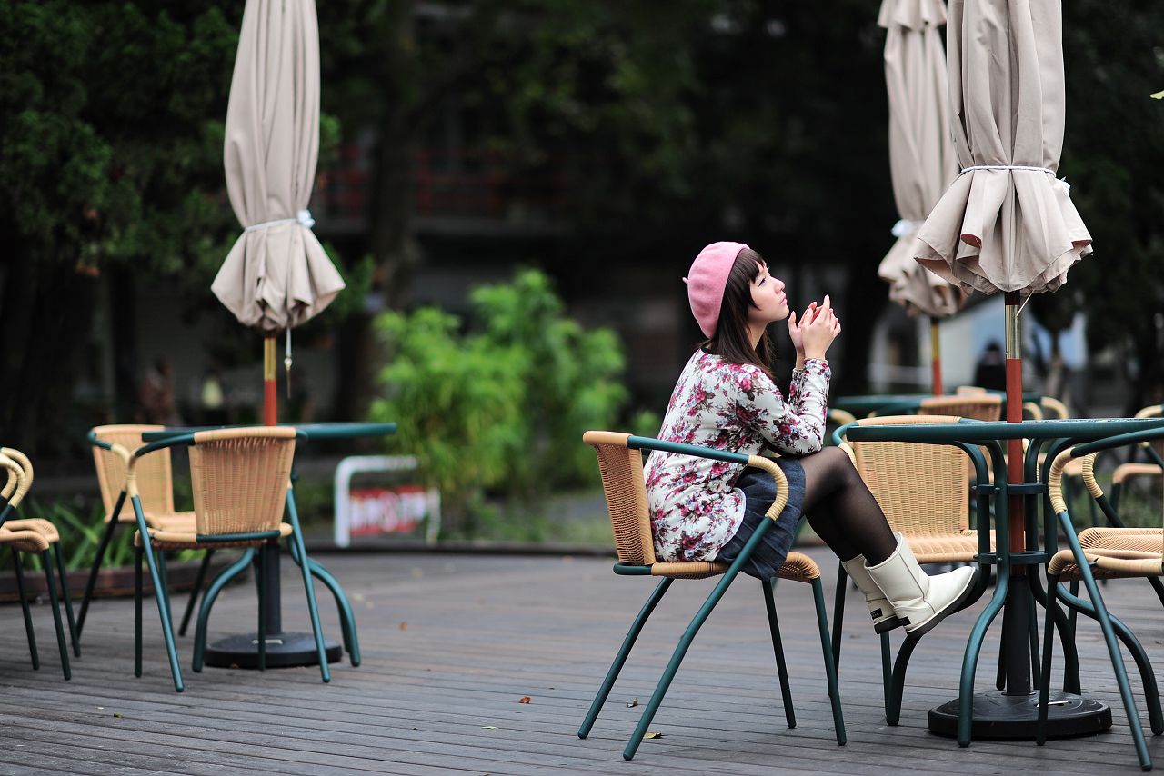 台湾黑丝芭比娃娃美女外拍-图2