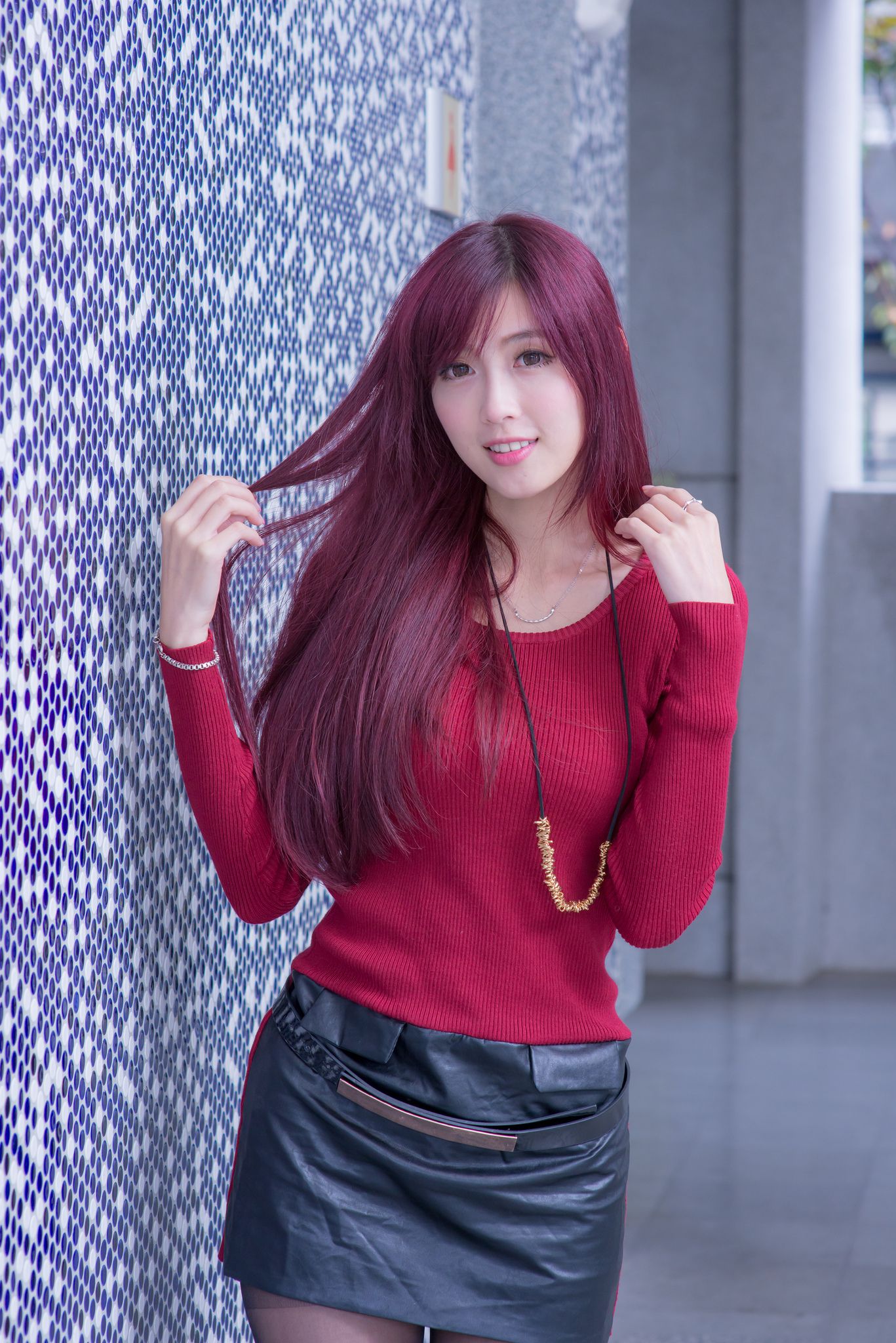 金允乔/Kila晶晶《黑丝套裙街拍》-图0