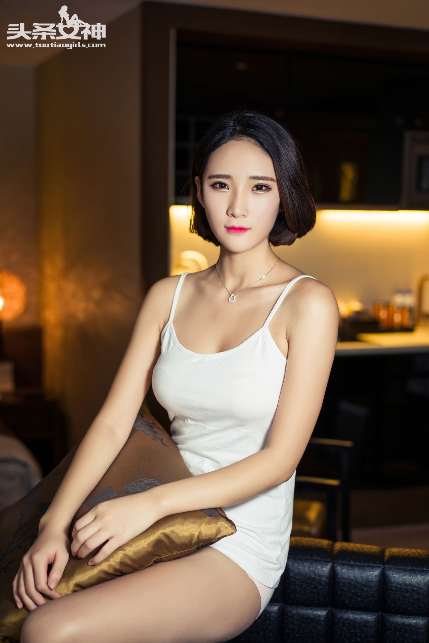 秦若兮《芊芊玉足 黄昏的邂诟》-图0