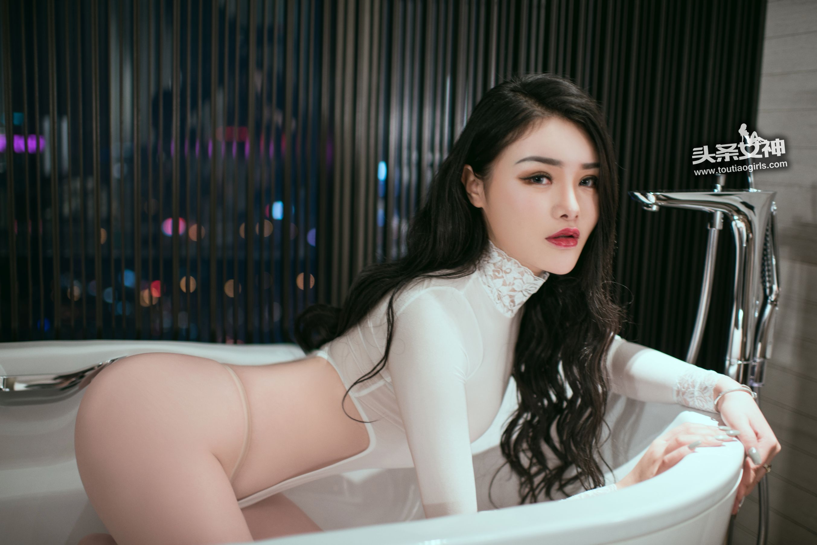 陈宇曦《诱惑巨臀 白色高叉泳衣》-图4