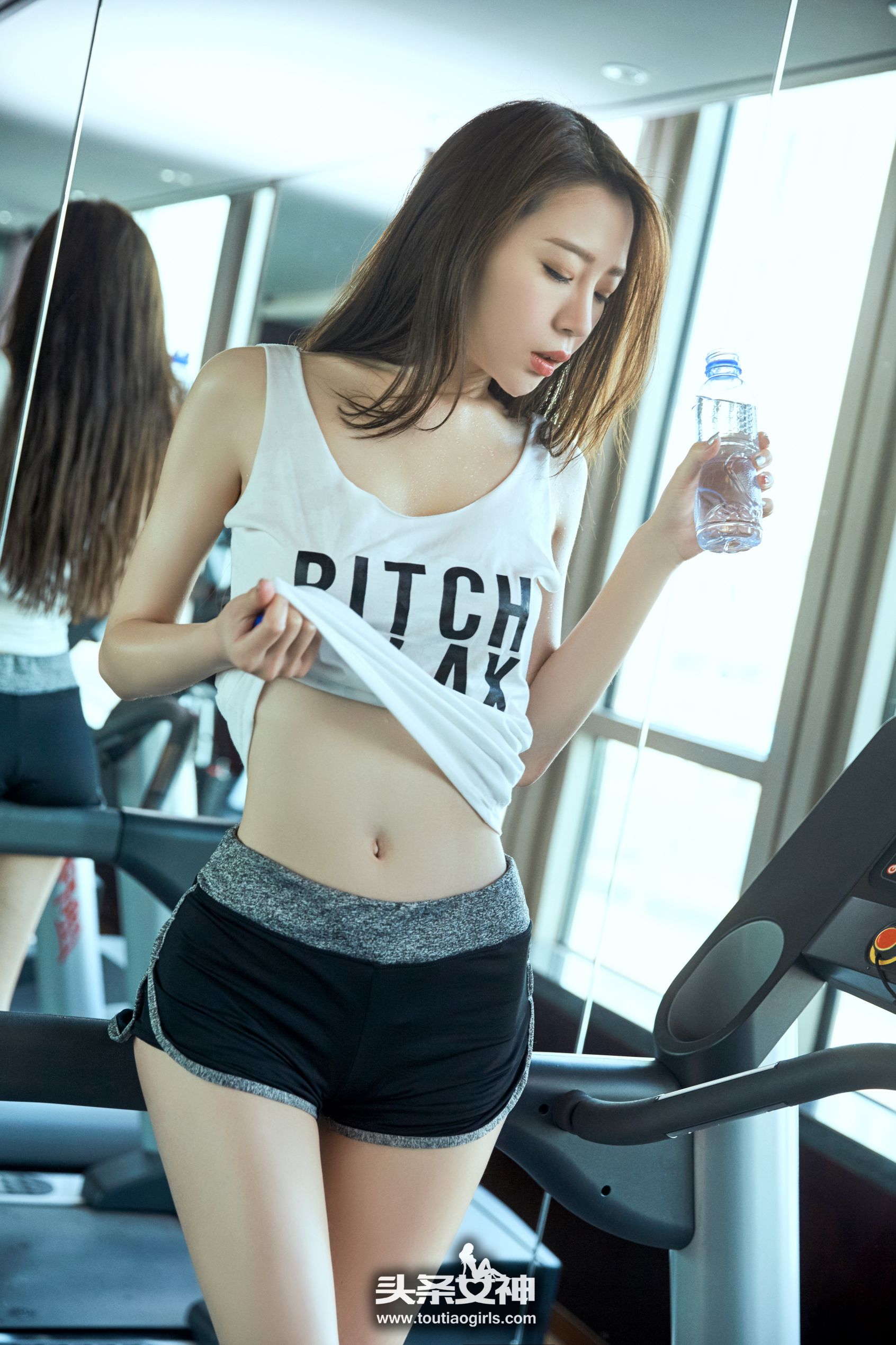 梦心玥《女神运动 健身房性感选片》-图1