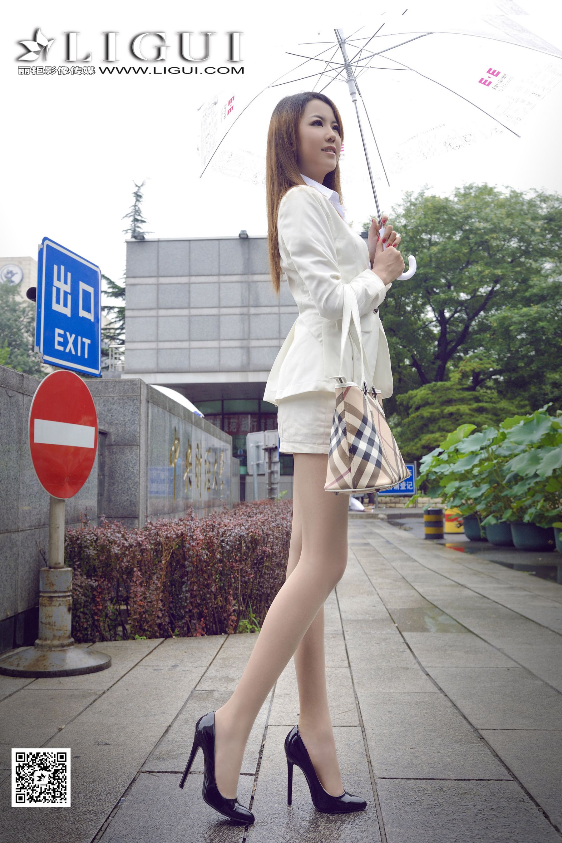 可馨《下雨天街拍OL》  美腿丝足-图0