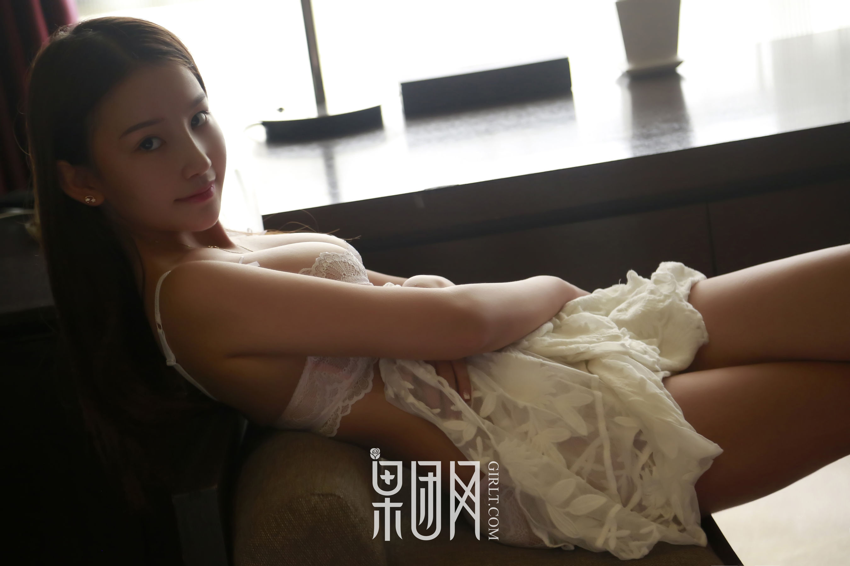 琪琪《学生妹白丝翘臀丰胸制服》  No.025-图22