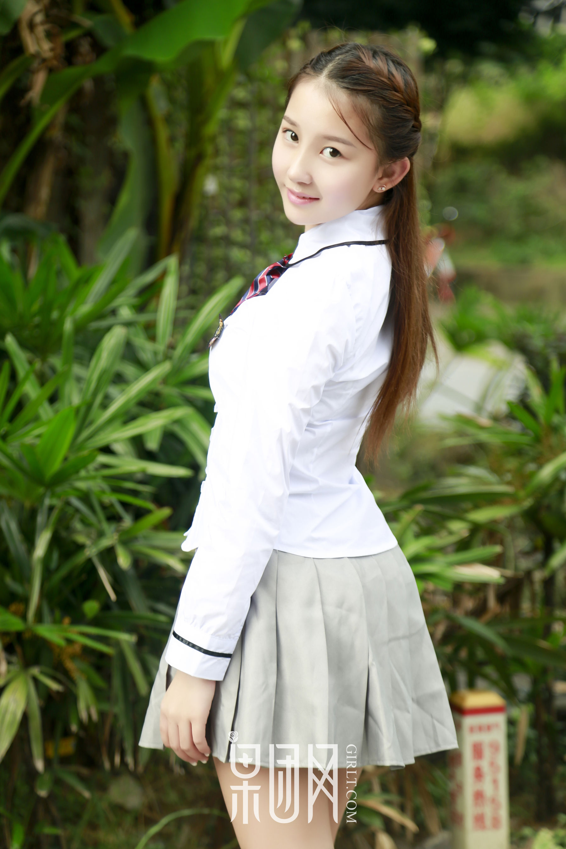 琪琪《学生妹白丝翘臀丰胸制服》  No.025-图39