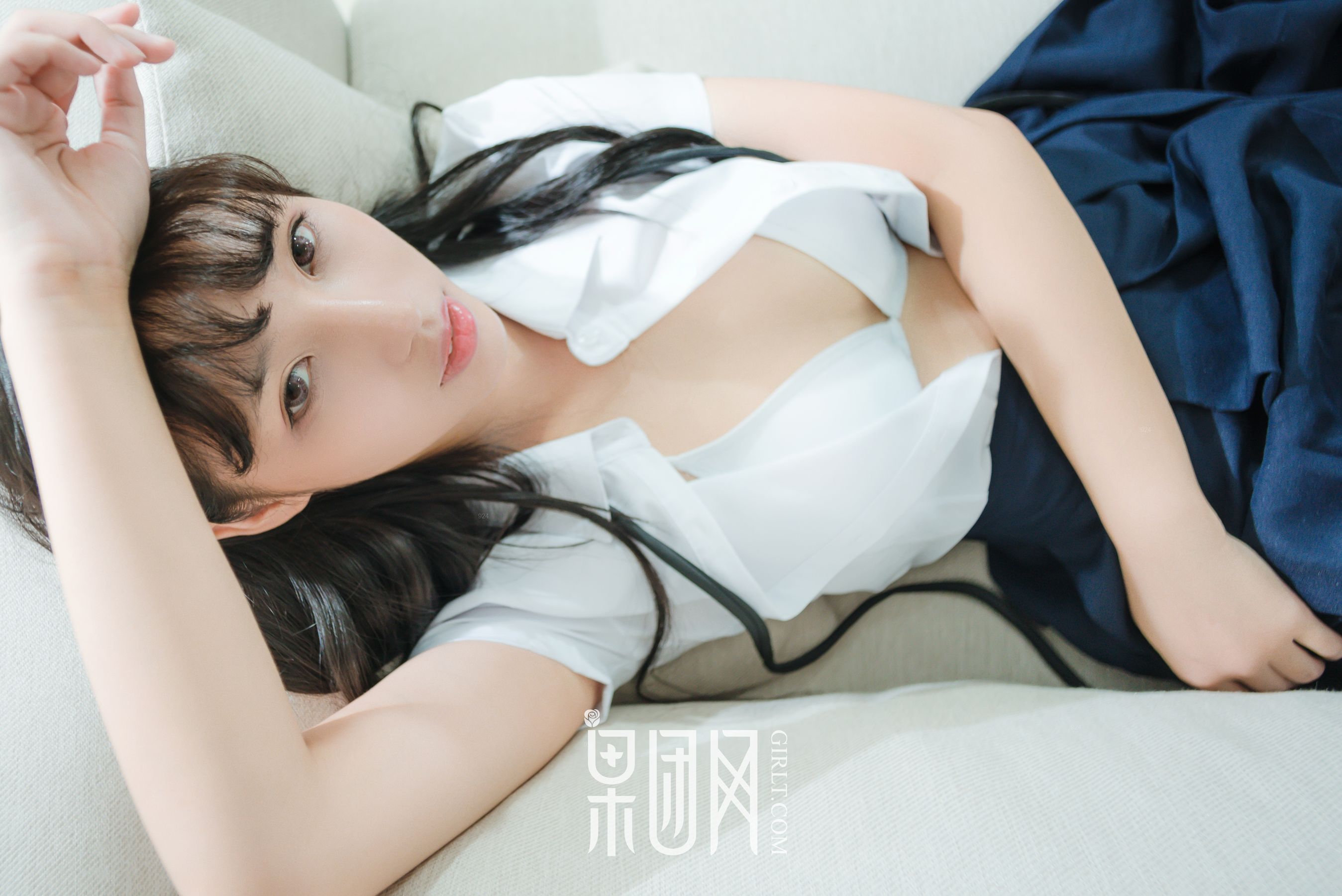 宓兔兔er《日系学生装 香肩翘臀vs裸背美腿》  No.047-图9