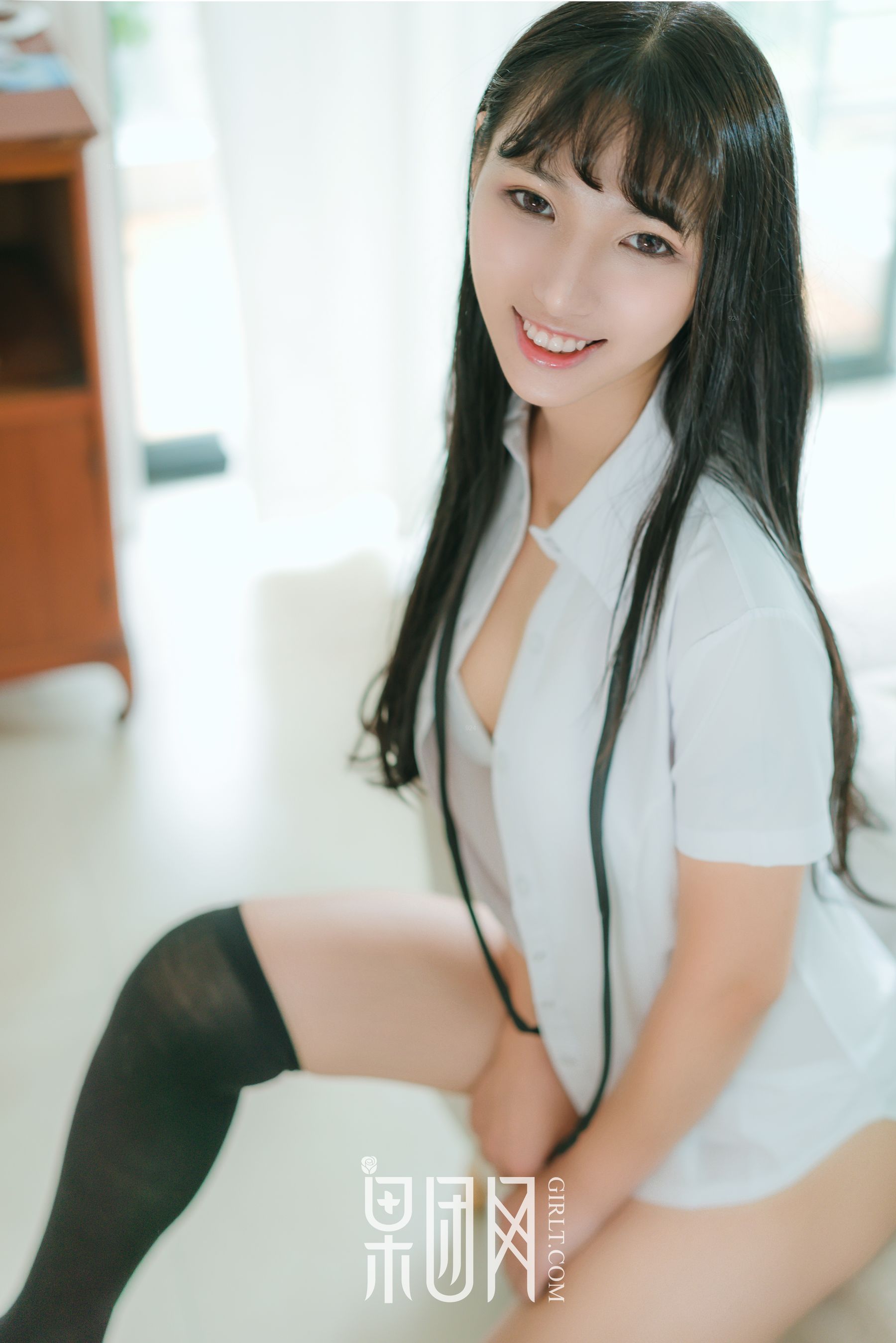 宓兔兔er《日系学生装 香肩翘臀vs裸背美腿》  No.047-图12