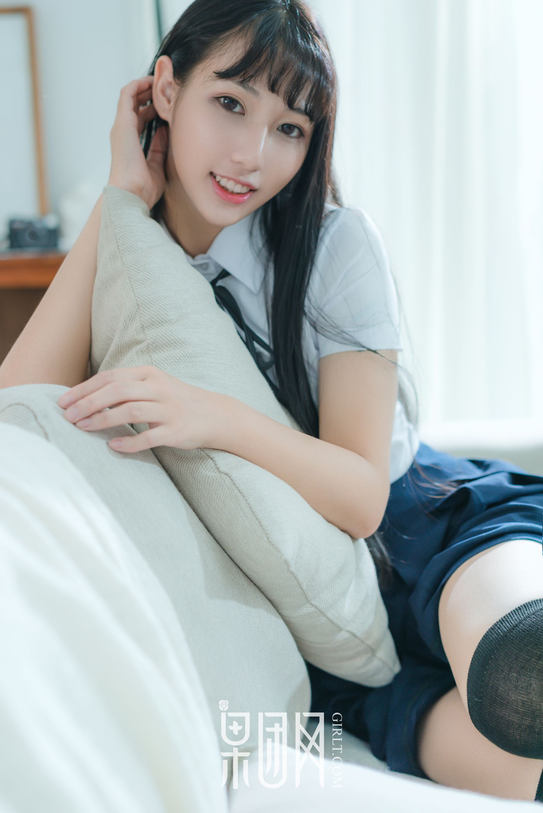 宓兔兔er《日系学生装 香肩翘臀vs裸背美腿》  No.047-图1