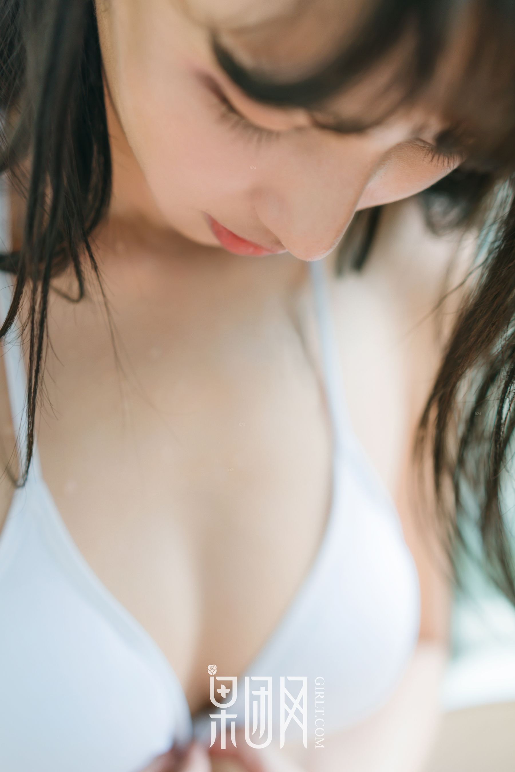 宓兔兔er《日系学生装 香肩翘臀vs裸背美腿》  No.047-图23