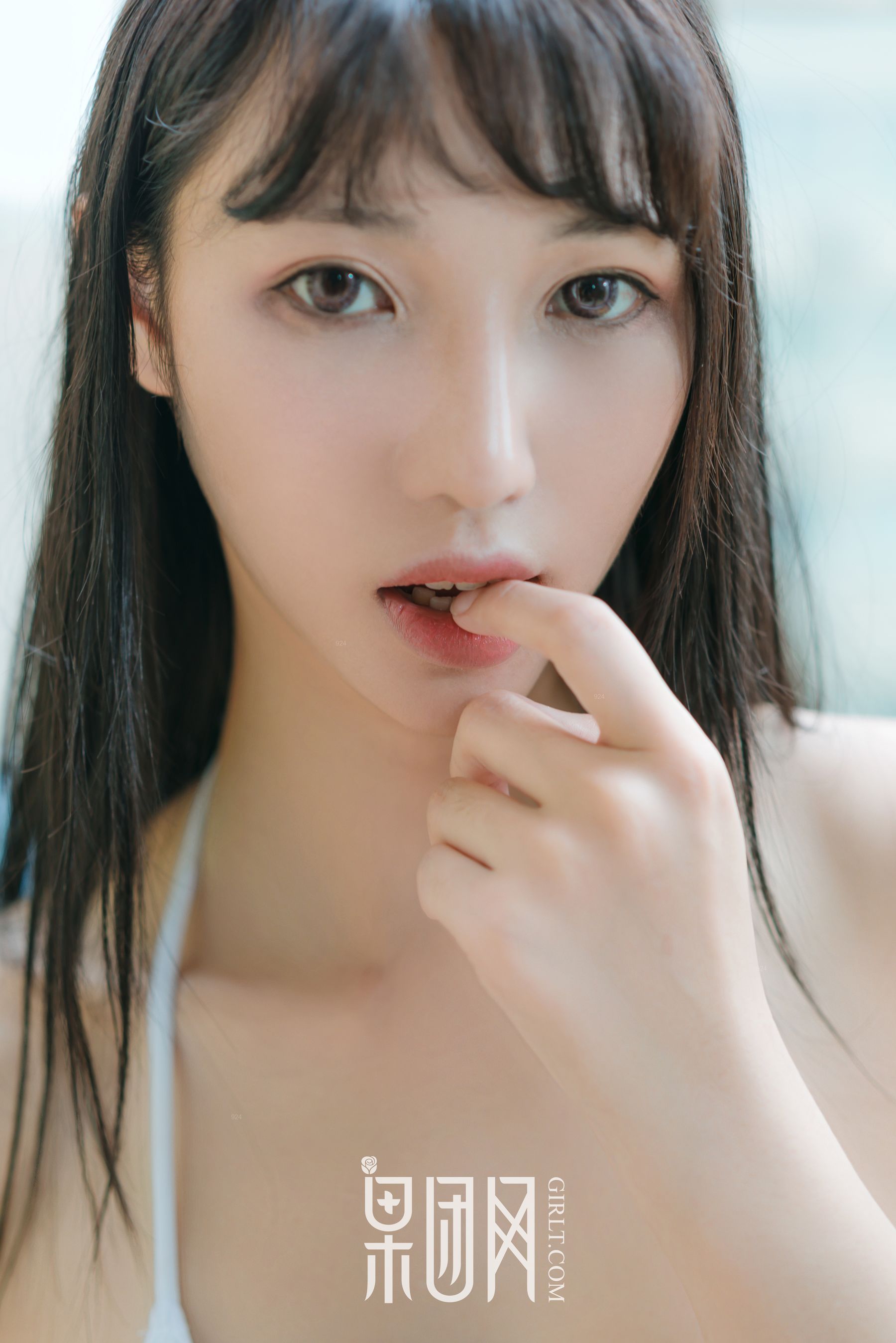 宓兔兔er《日系学生装 香肩翘臀vs裸背美腿》  No.047-图26