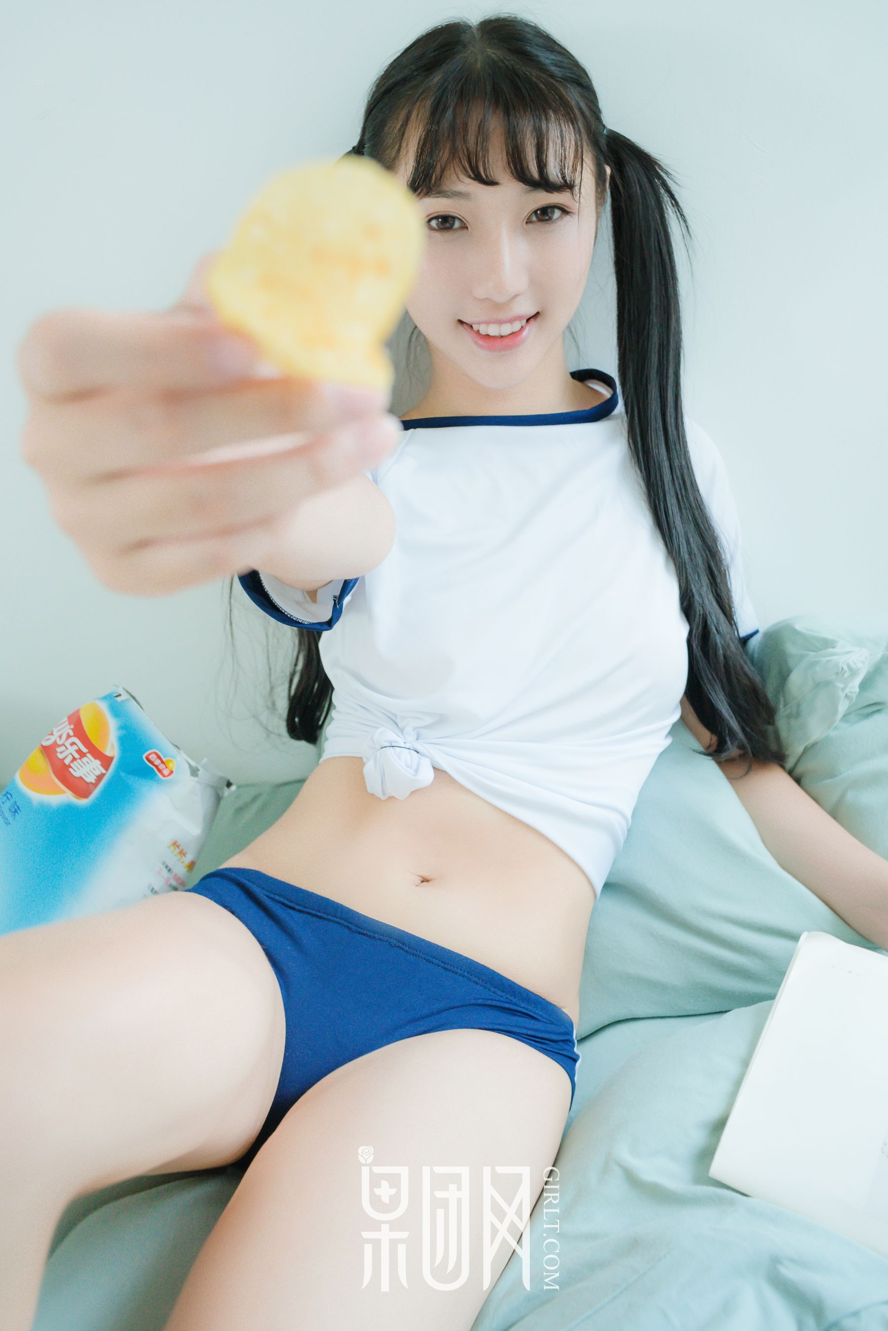 宓兔兔er《日系学生装 香肩翘臀vs裸背美腿》  No.047-图36