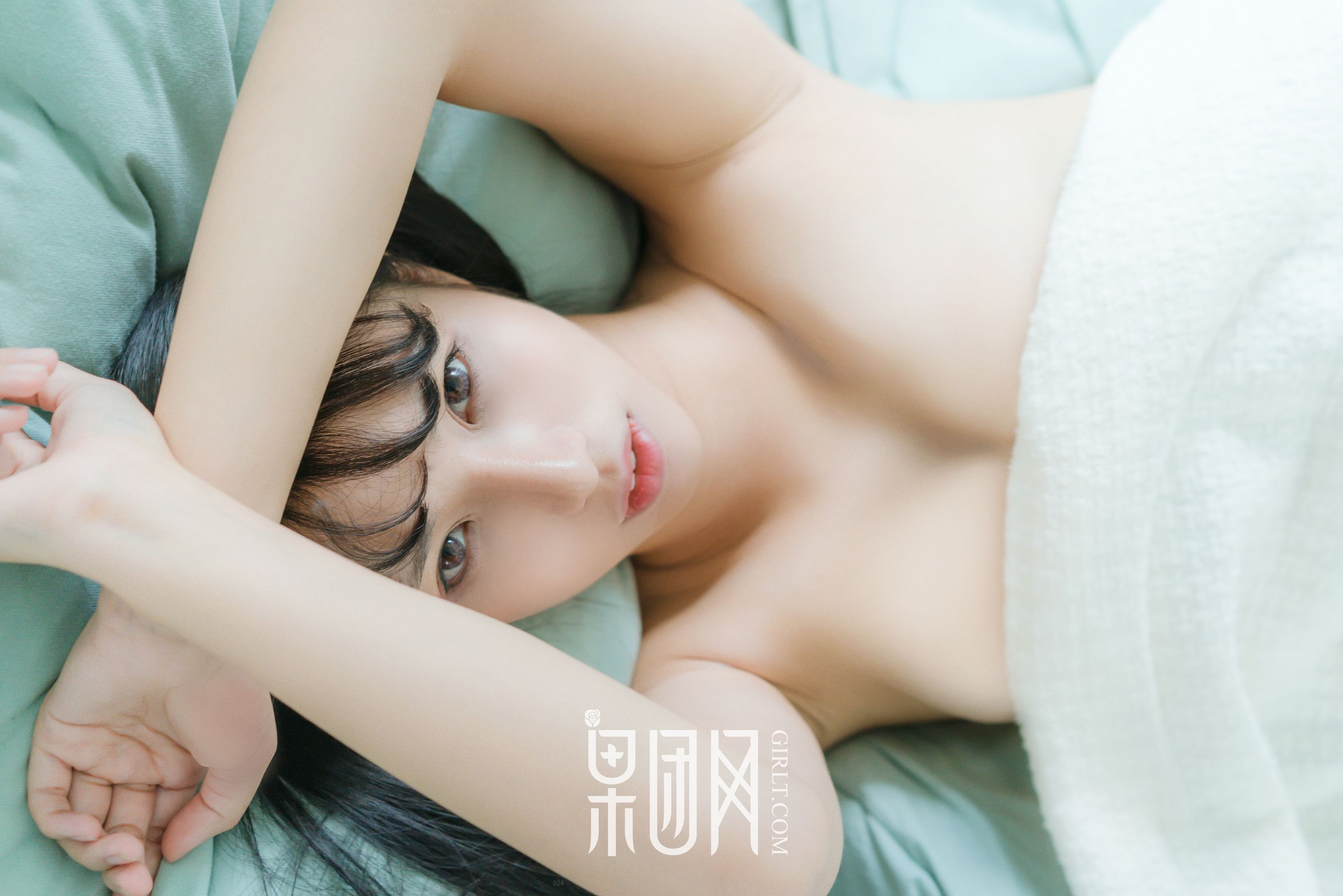 宓兔兔er《日系学生装 香肩翘臀vs裸背美腿》  No.047-图39