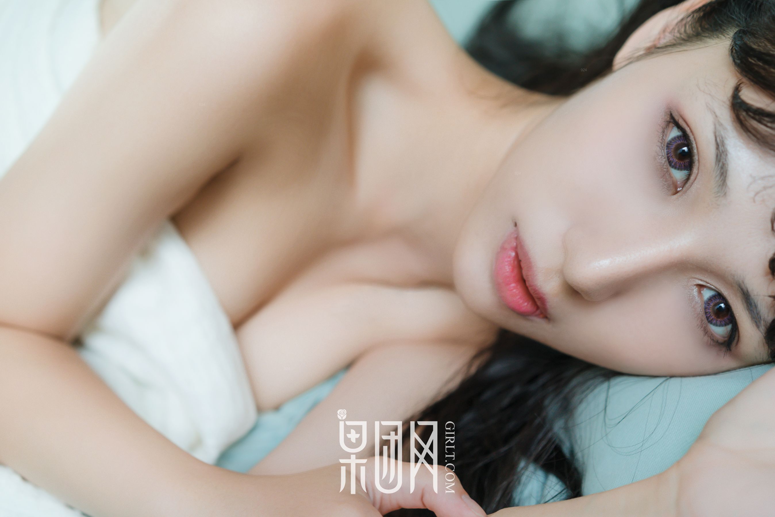 宓兔兔er《日系学生装 香肩翘臀vs裸背美腿》  No.047-图41
