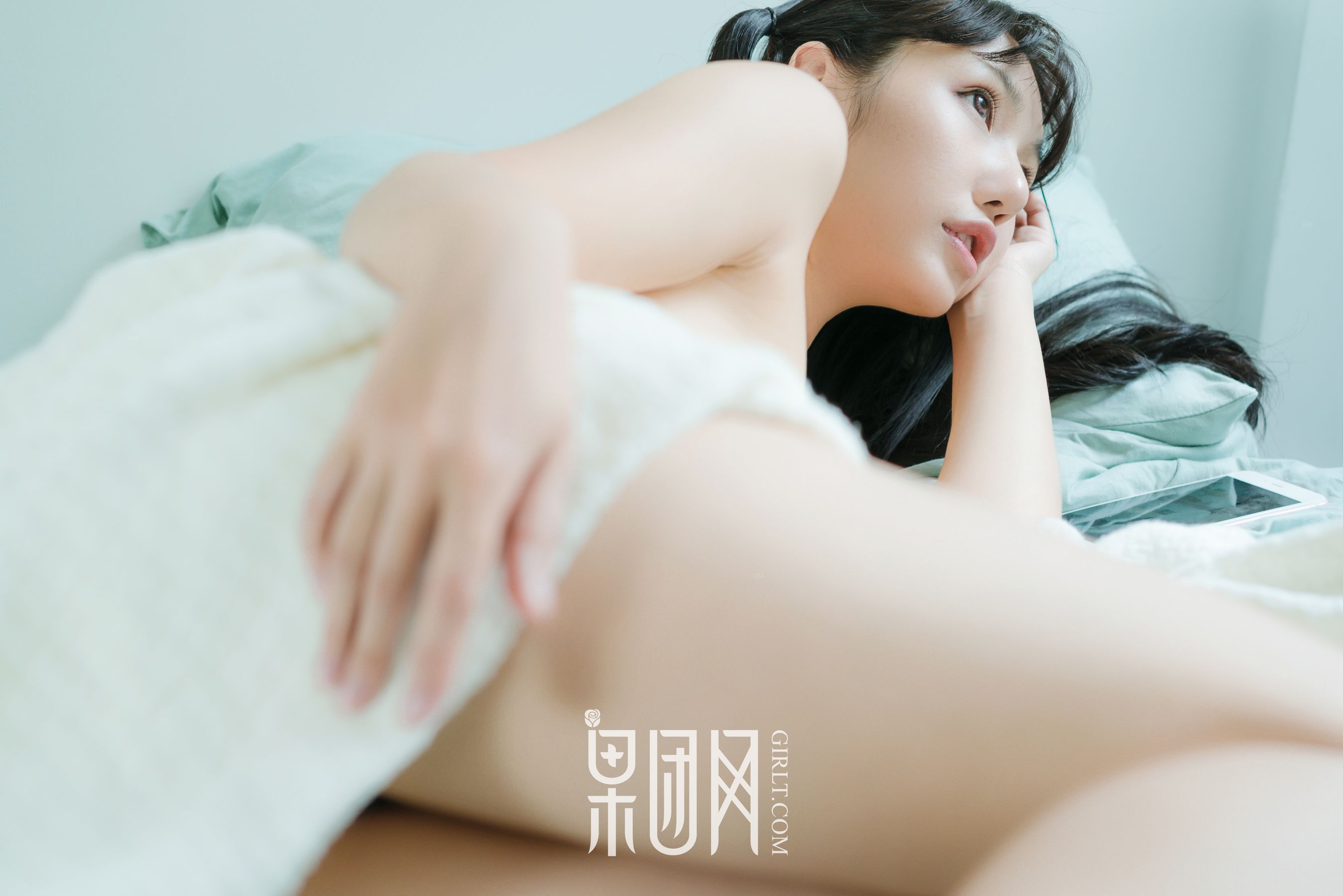 宓兔兔er《日系学生装 香肩翘臀vs裸背美腿》  No.047-图42