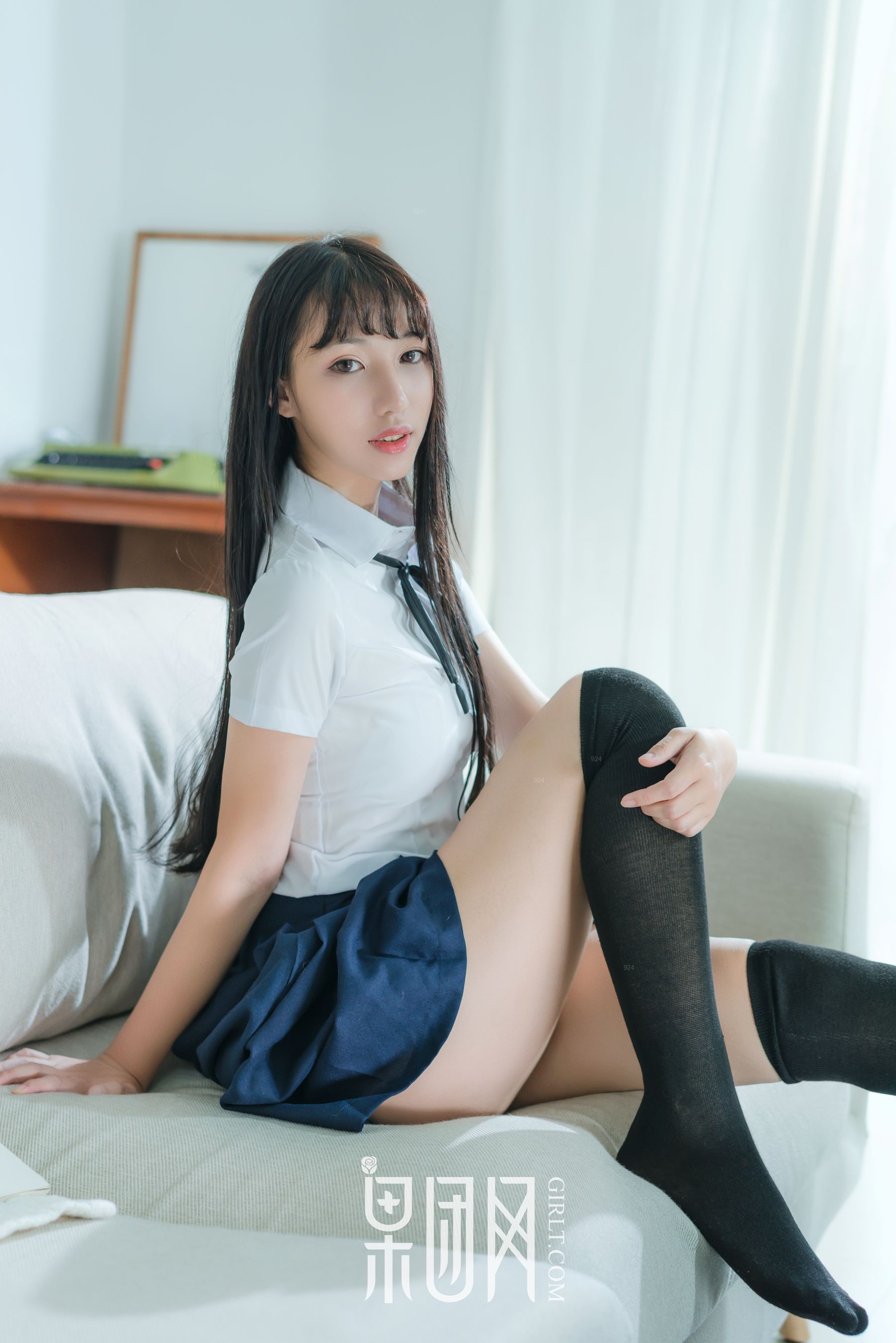 宓兔兔er《日系学生装 香肩翘臀vs裸背美腿》  No.047-图4