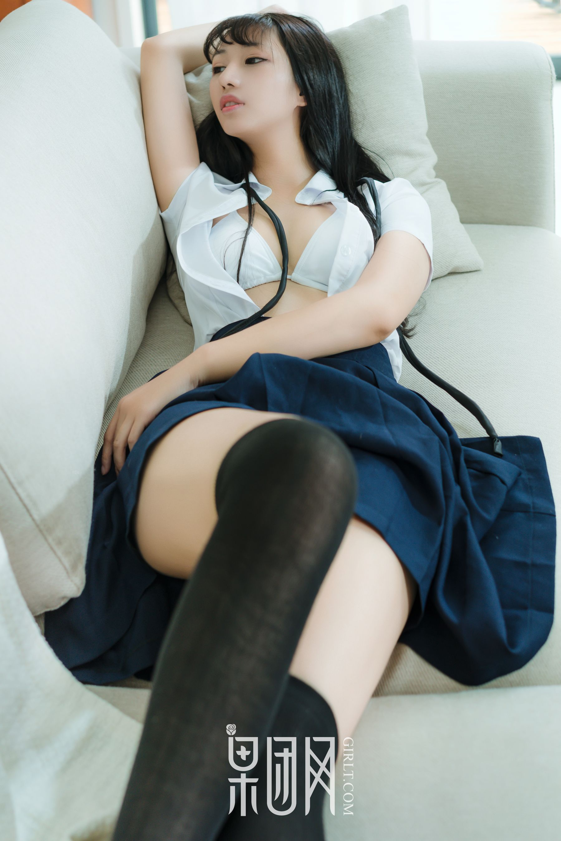 宓兔兔er《日系学生装 香肩翘臀vs裸背美腿》  No.047-图7