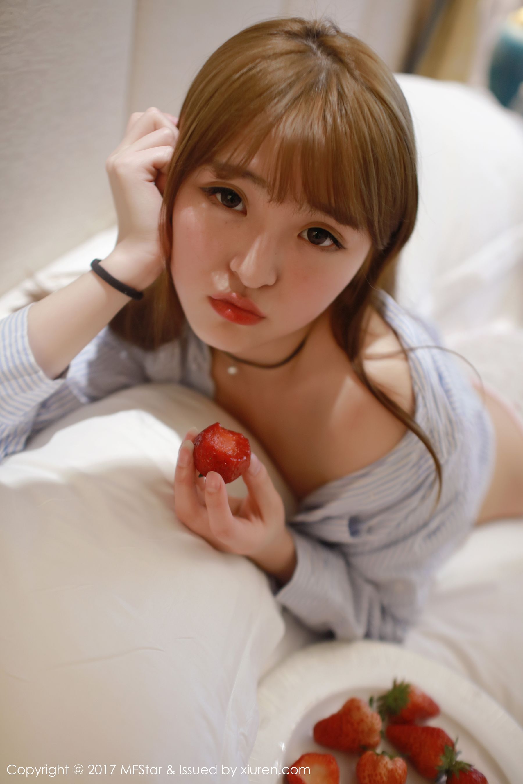 伊小七MoMo《草莓内裤+衬衫系列》  Vol.096-图17