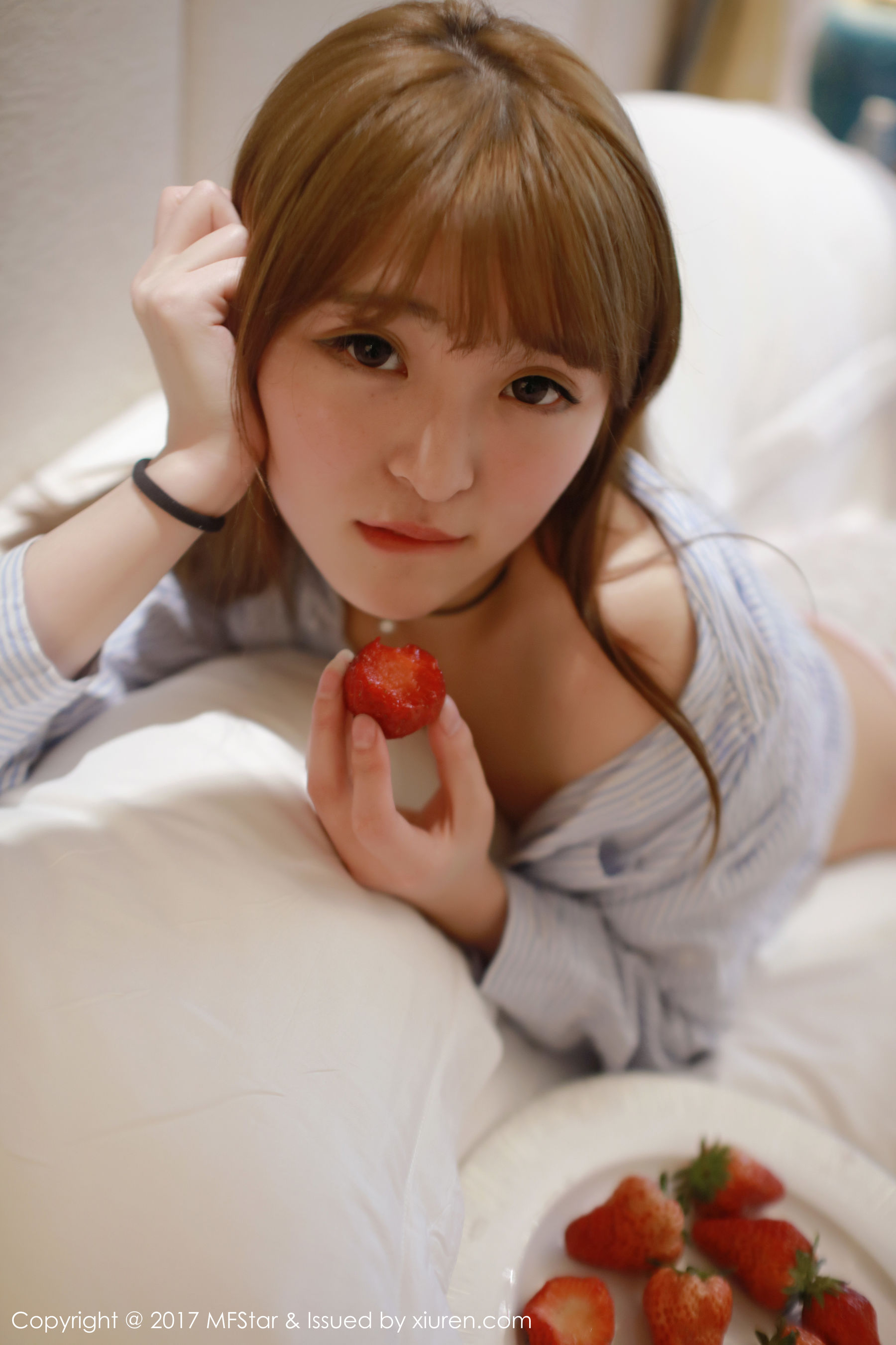伊小七MoMo《草莓内裤+衬衫系列》  Vol.096-图19